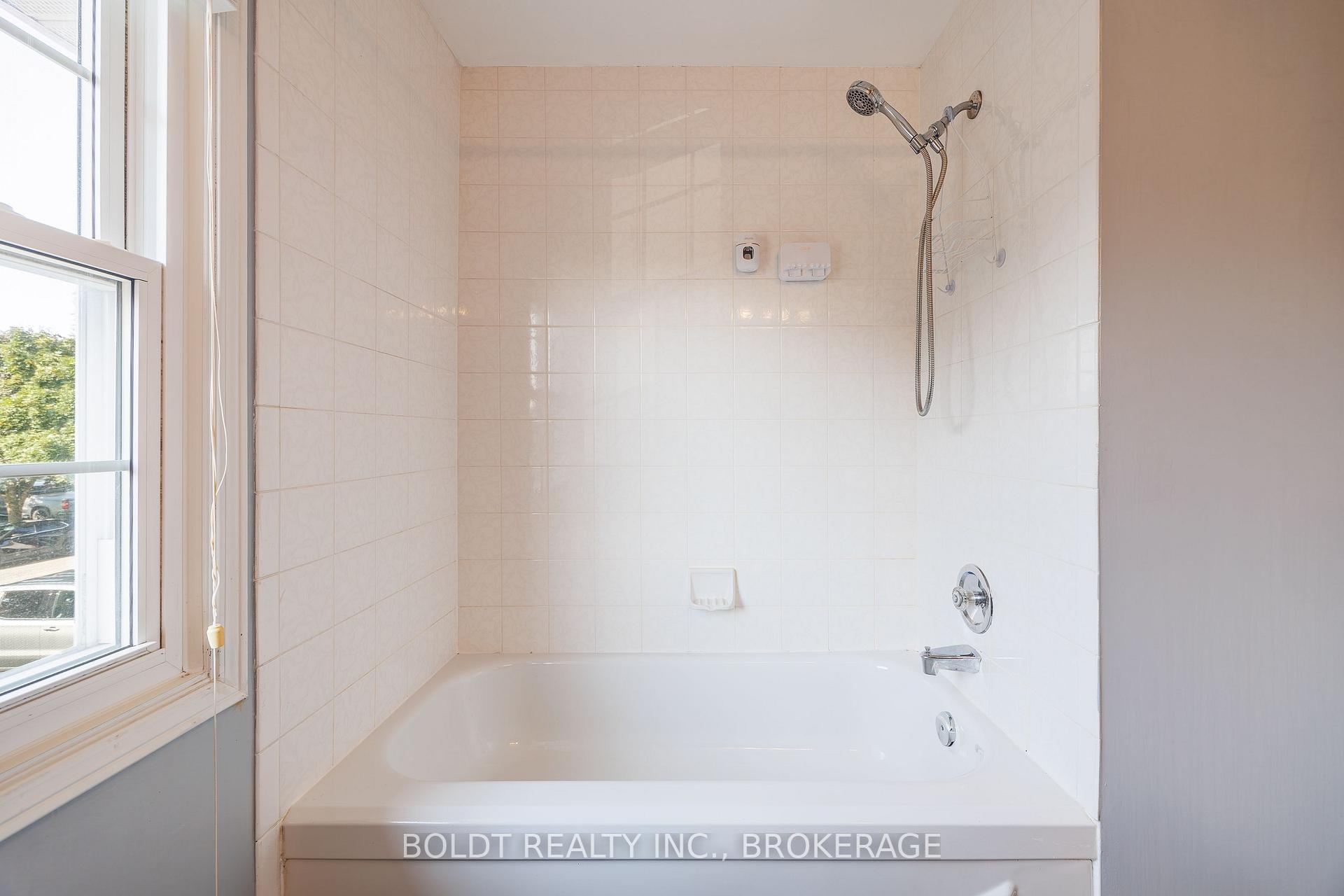 Photo 31 of 64 Carmine Crescent, St. Catharines, Rykert/Vansickle — HOMEH