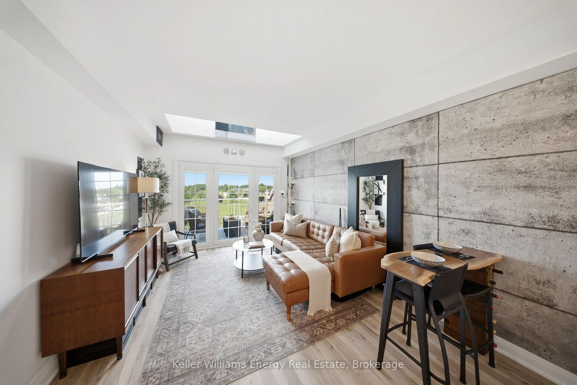Photo 5 of Unit 308, 395 Lakebreeze Drive, Clarington, Newcastle — HOMEH