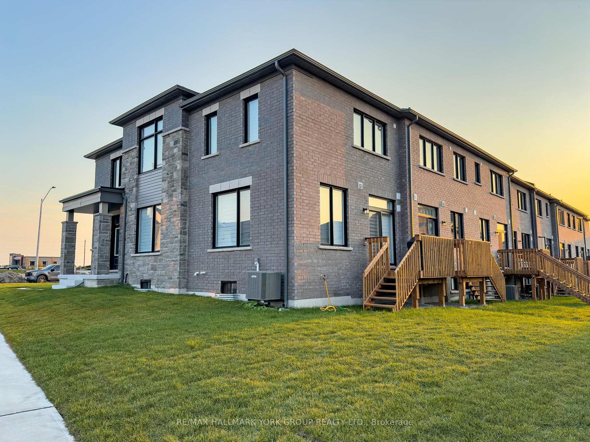 Photo 3 of 145 Fenchurch Manor, Barrie, Painswick South — HOMEH