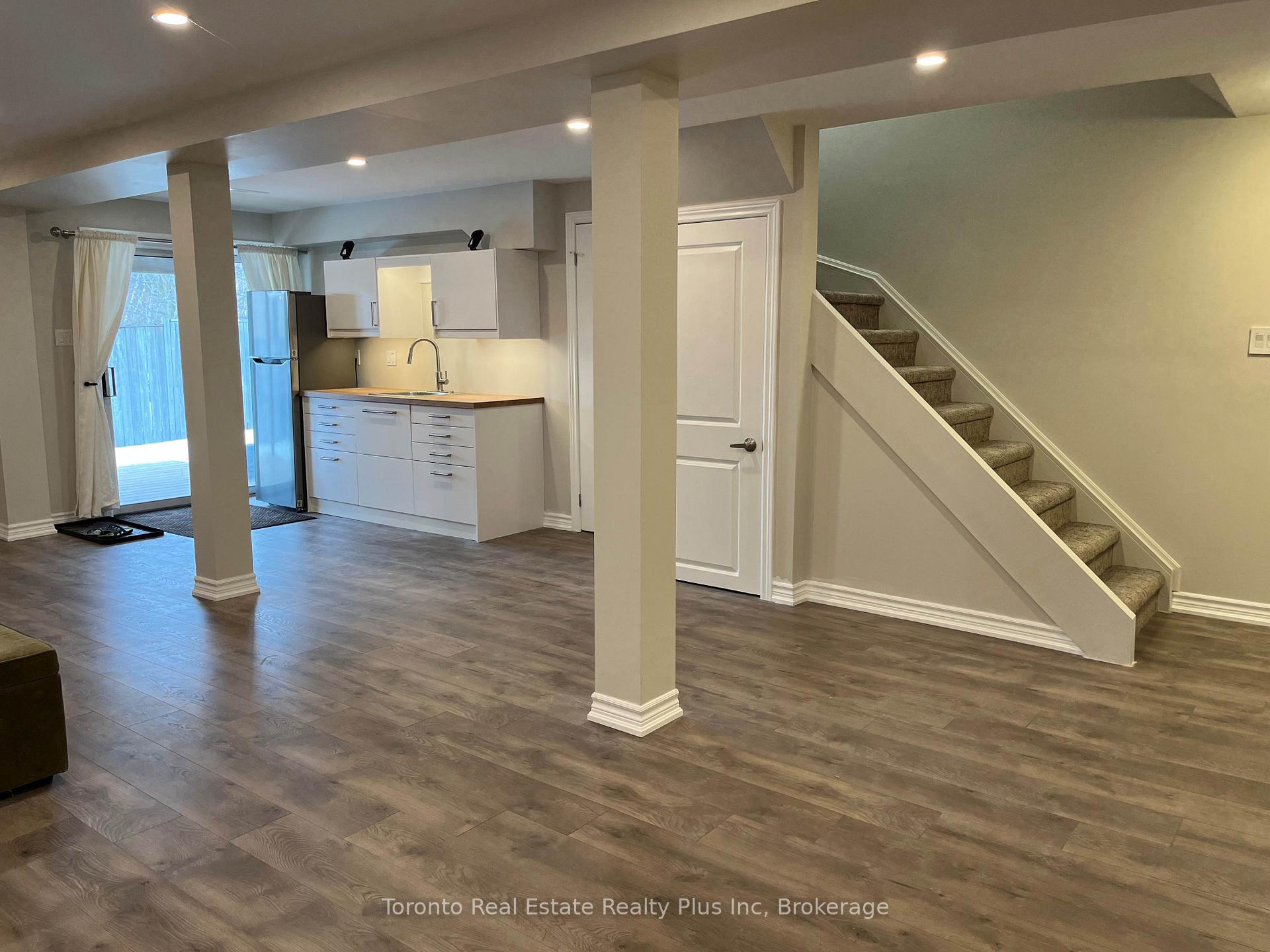 Photo 3 of 21 Nicholson Drive, Barrie, Ardagh — HOMEH