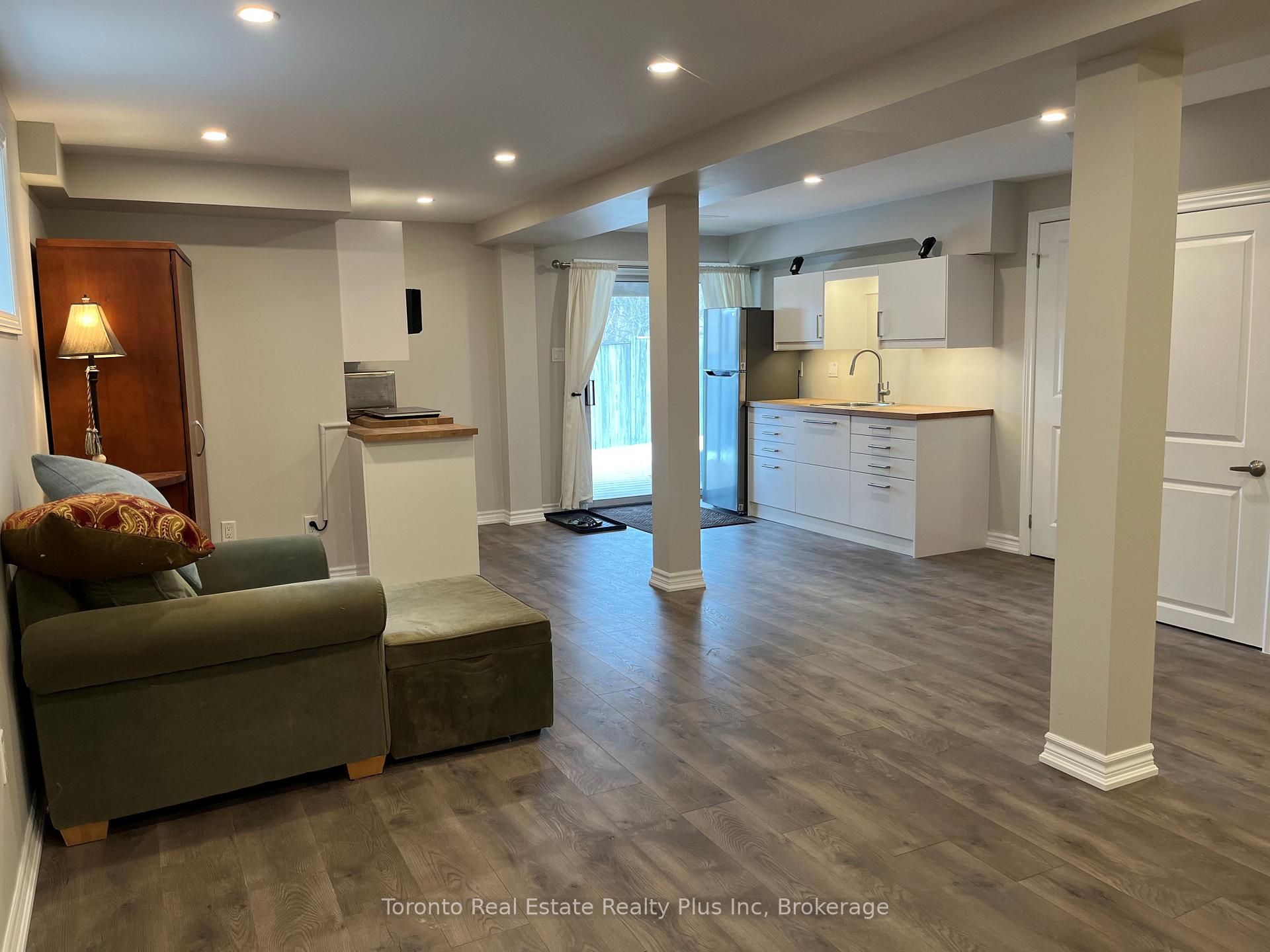 Photo 4 of 21 Nicholson Drive, Barrie, Ardagh — HOMEH