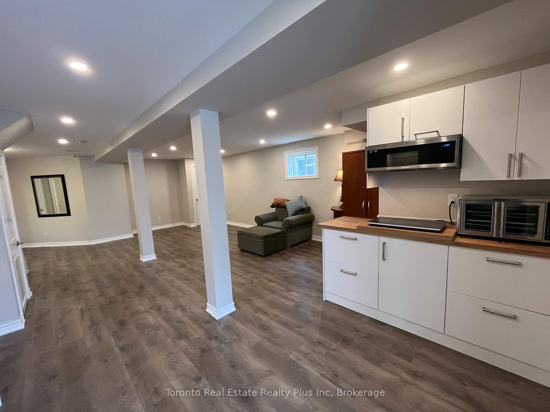 Photo 5 of 21 Nicholson Drive, Barrie, Ardagh — HOMEH