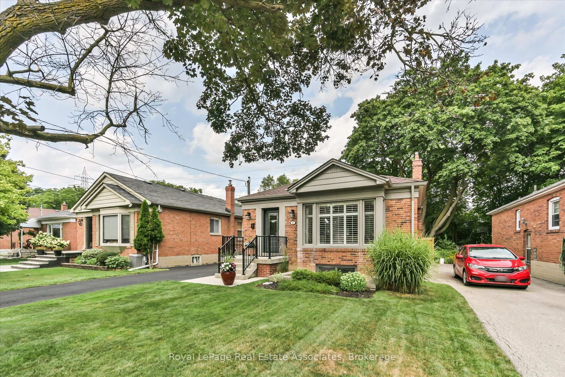 Photo 2 of 41 Ashbourne Drive, Etobicoke, Islington-City Centre West — HOMEH