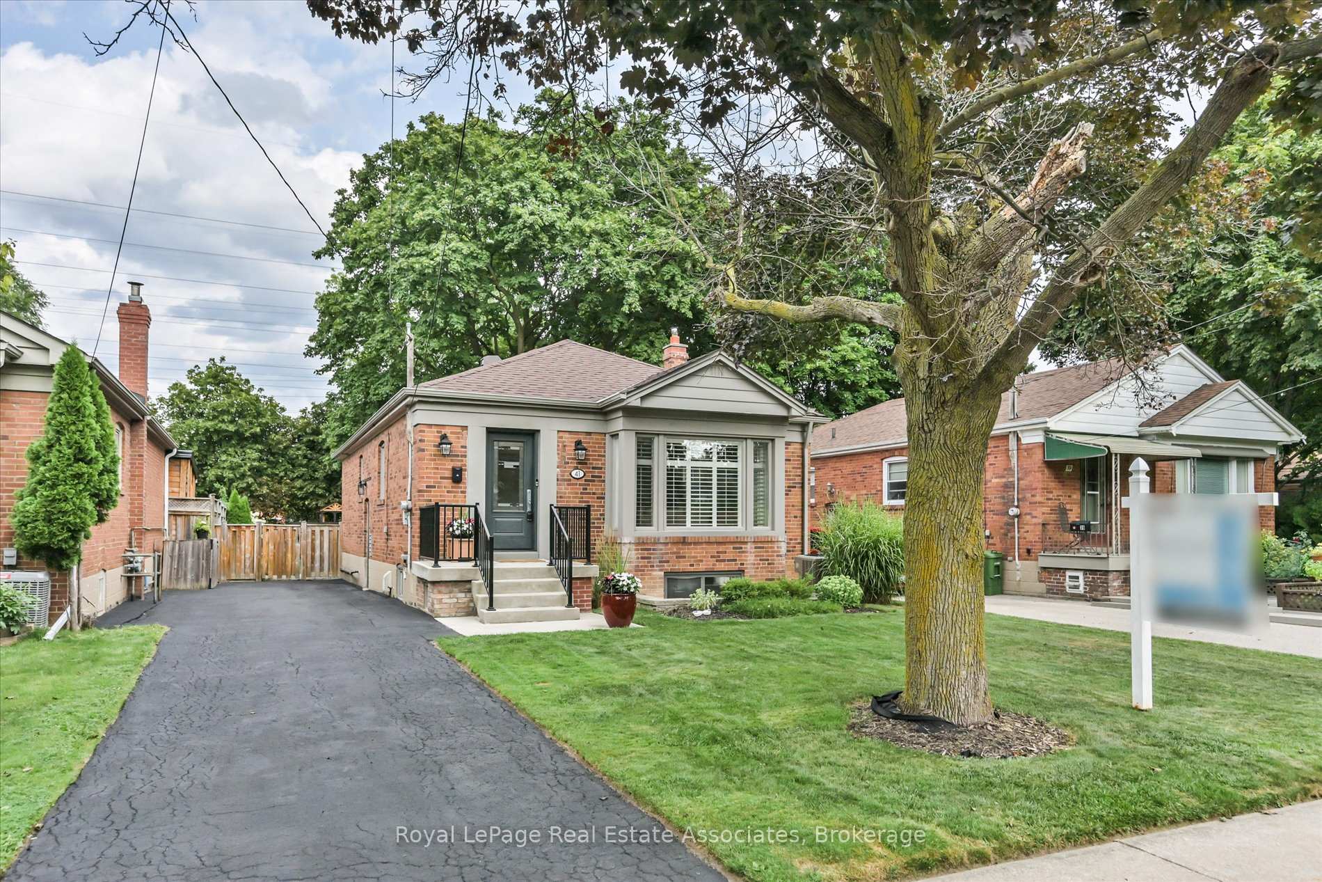 Photo 3 of 41 Ashbourne Drive, Etobicoke, Islington-City Centre West — HOMEH