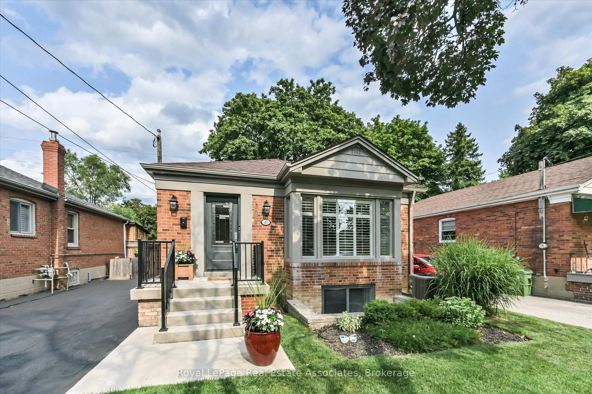 Photo 4 of 41 Ashbourne Drive, Etobicoke, Islington-City Centre West — HOMEH