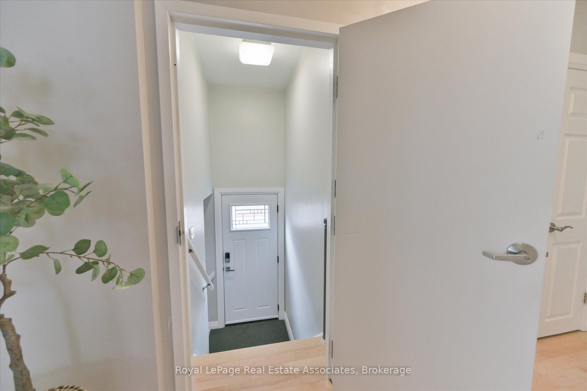 Photo 23 of 41 Ashbourne Drive, Etobicoke, Islington-City Centre West — HOMEH