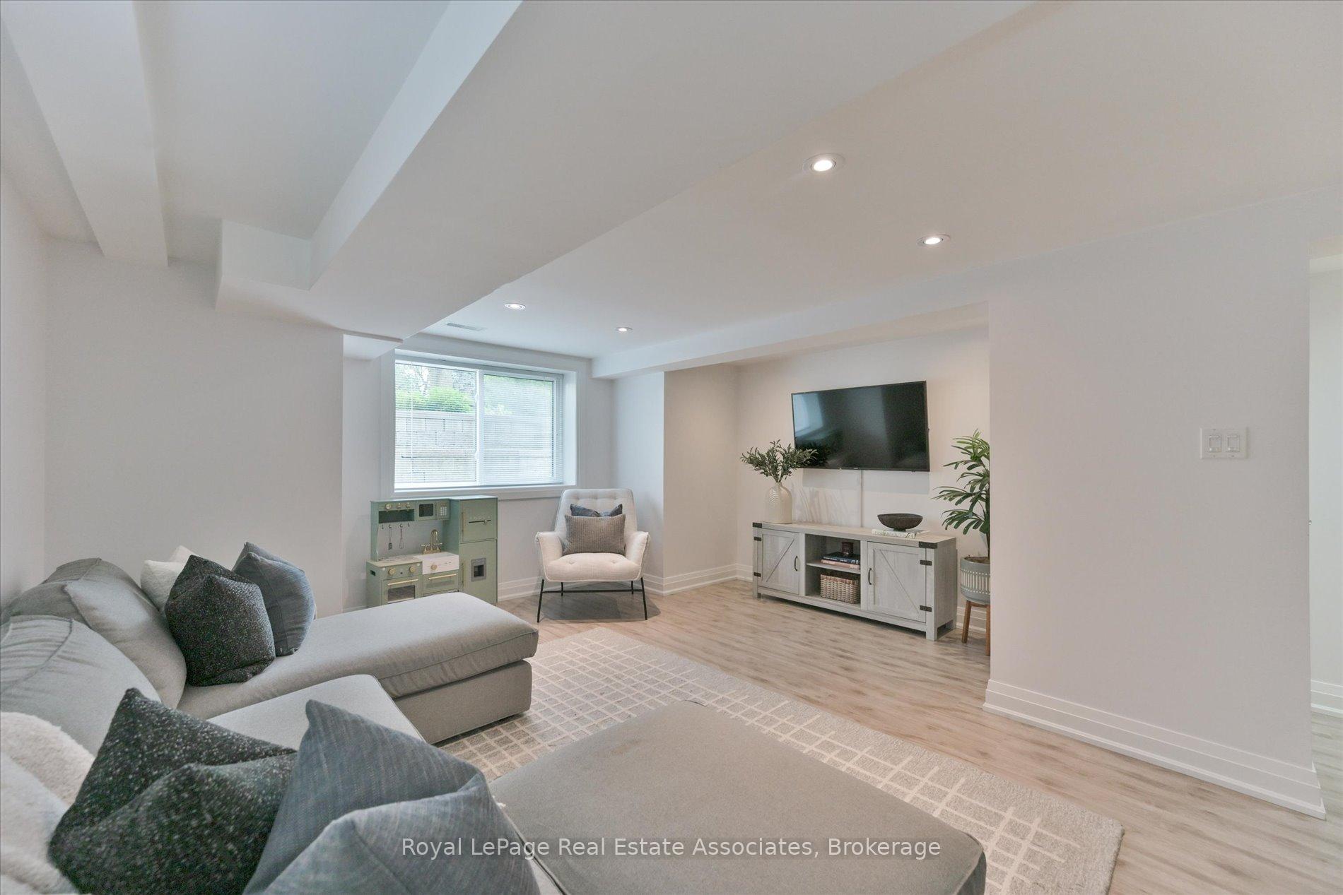 Photo 28 of 41 Ashbourne Drive, Etobicoke, Islington-City Centre West — HOMEH