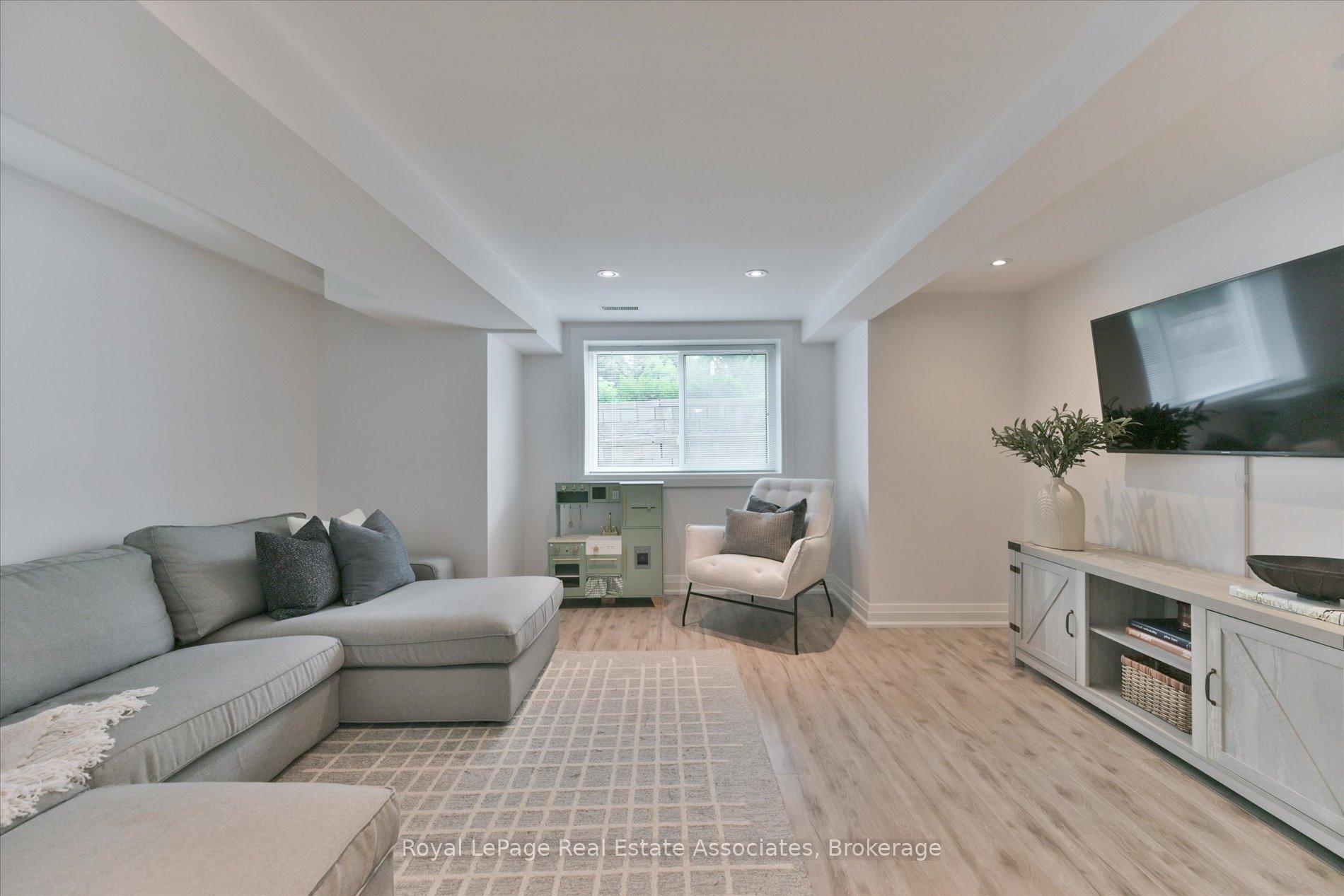 Photo 29 of 41 Ashbourne Drive, Etobicoke, Islington-City Centre West — HOMEH