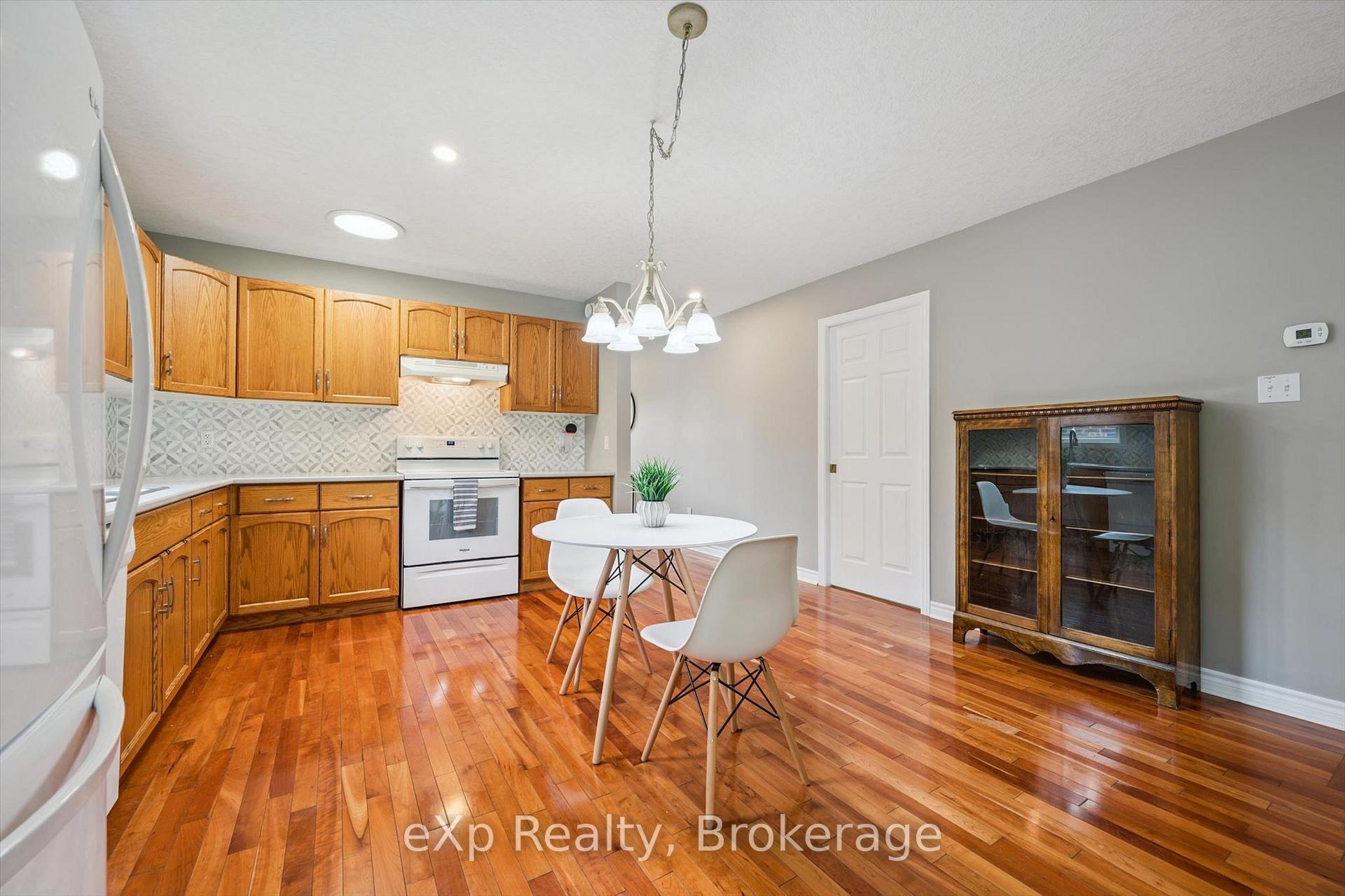 Photo 11 of 125 Halls Drive, Centre Wellington, Elora/Salem — HOMEH