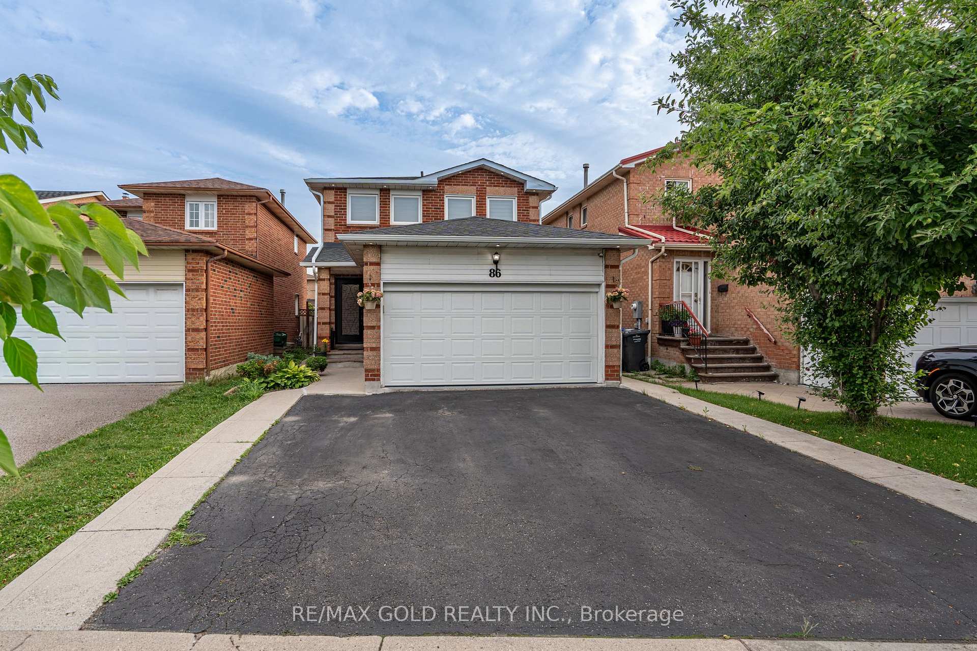 Photo 2 of 86 Whitehaven Drive, Brampton, Heart Lake West — HOMEH