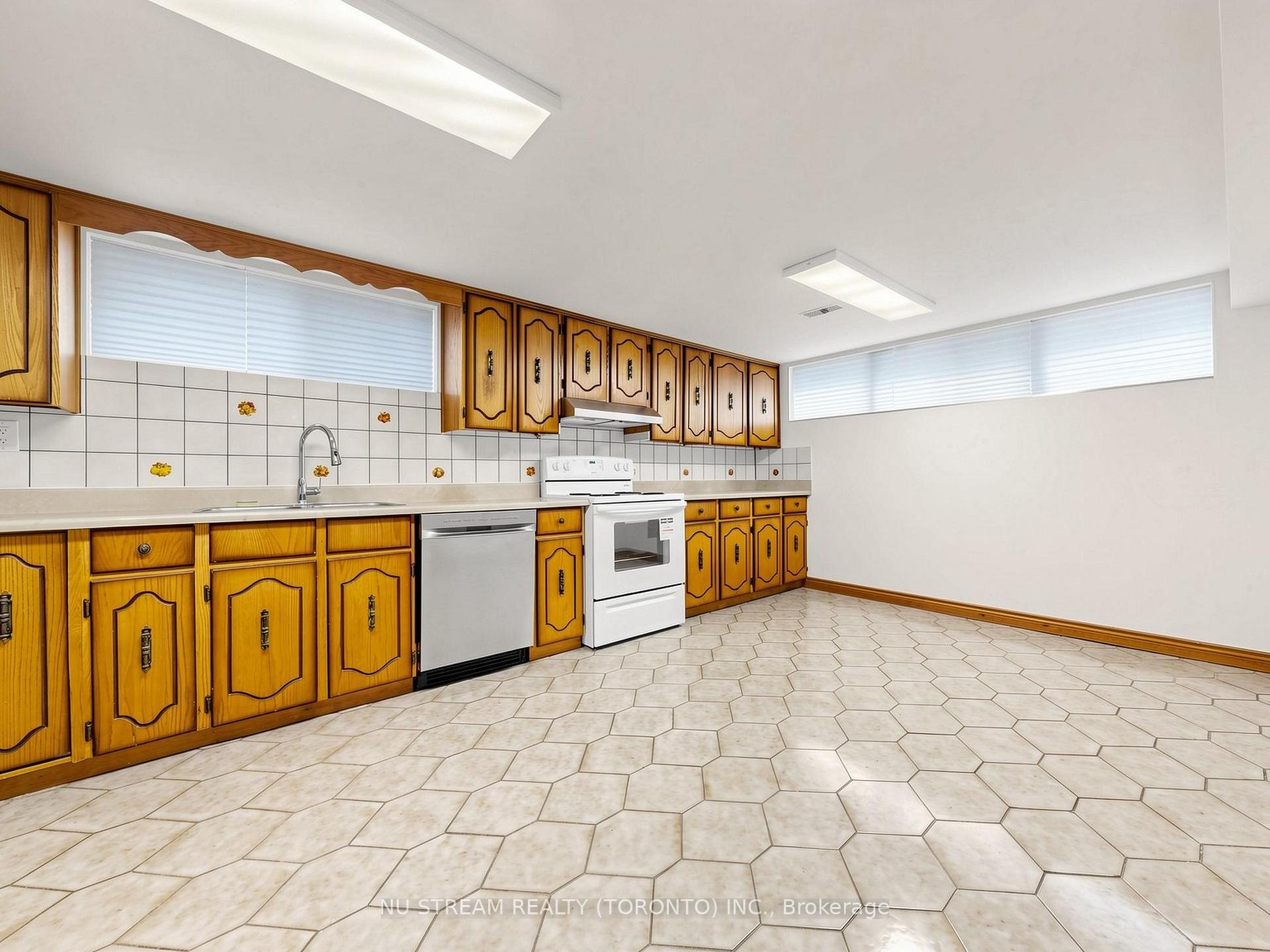 Photo 34 of 117 Ambercroft Boulevard, Scarborough, Steeles — HOMEH
