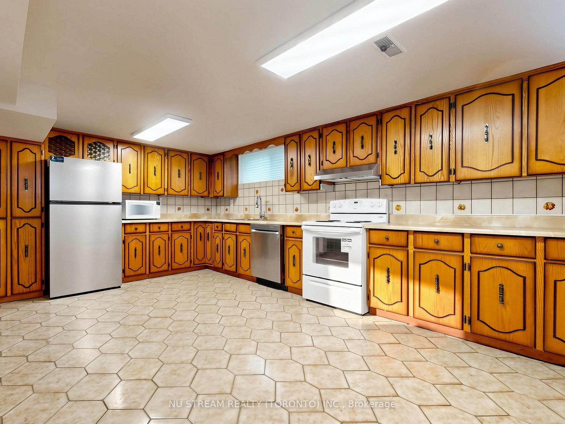 Photo 35 of 117 Ambercroft Boulevard, Scarborough, Steeles — HOMEH