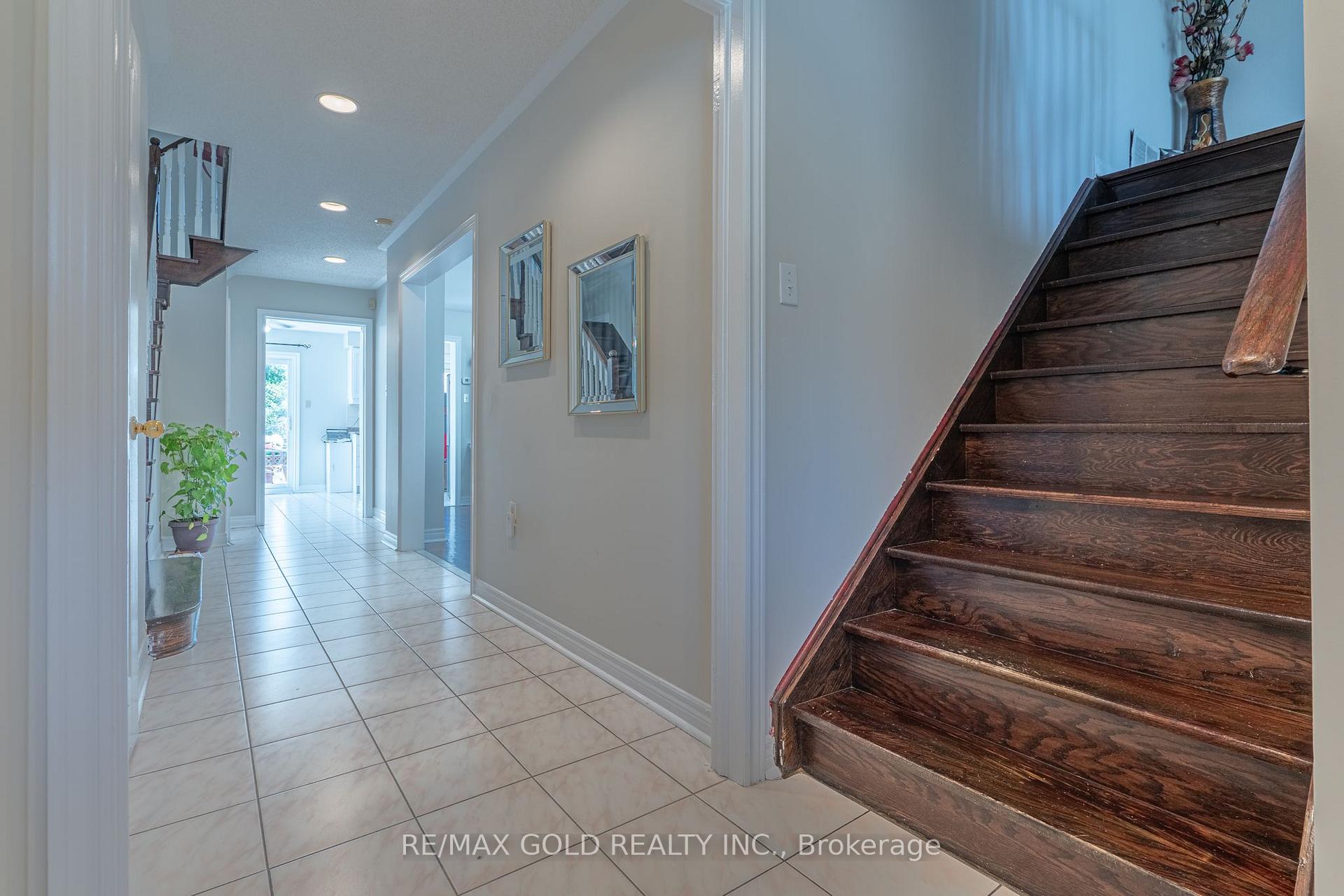 Photo 3 of 121 Bighorn Crescent, Brampton, Sandringham-Wellington — HOMEH