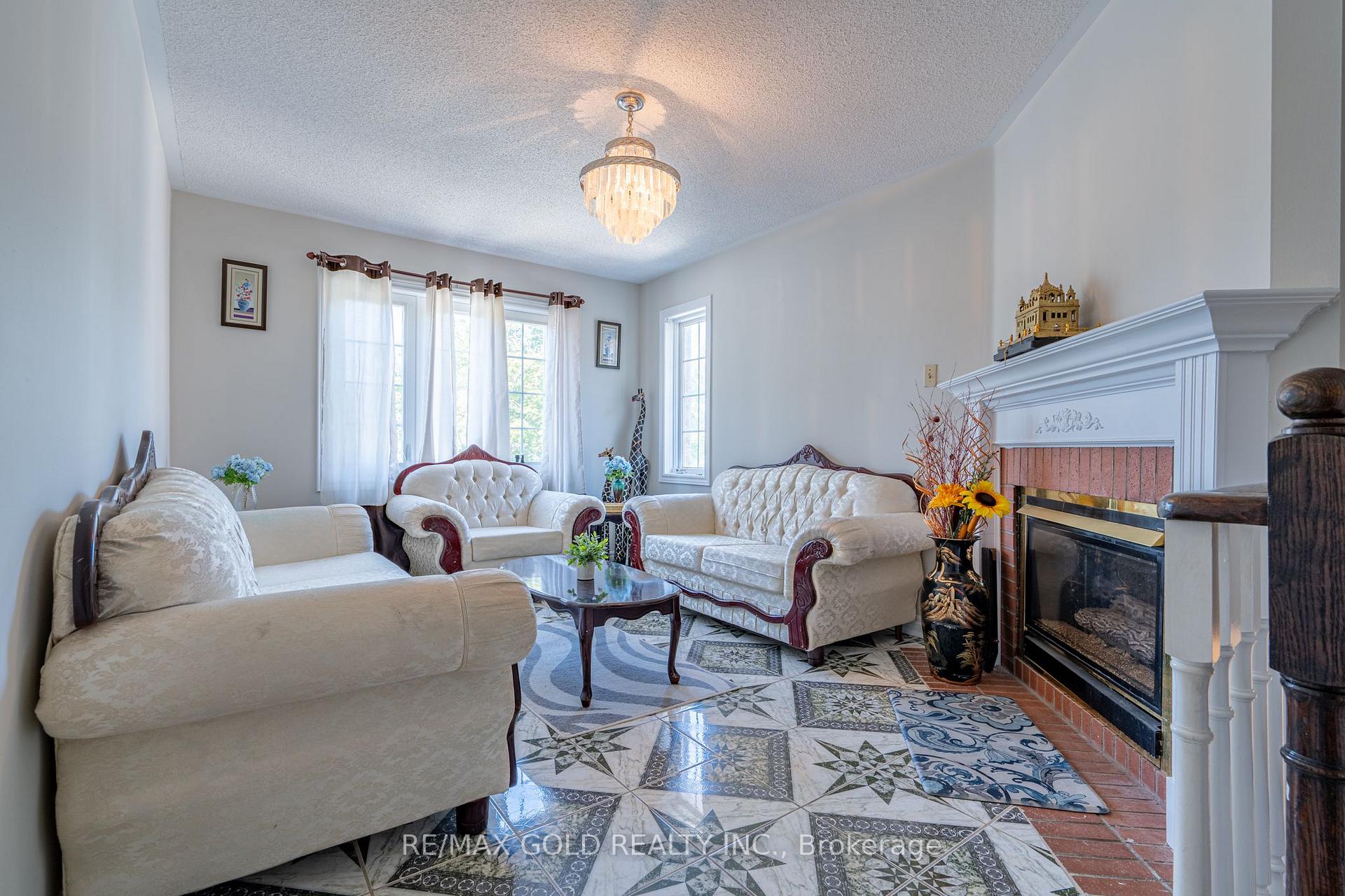 Photo 4 of 121 Bighorn Crescent, Brampton, Sandringham-Wellington — HOMEH