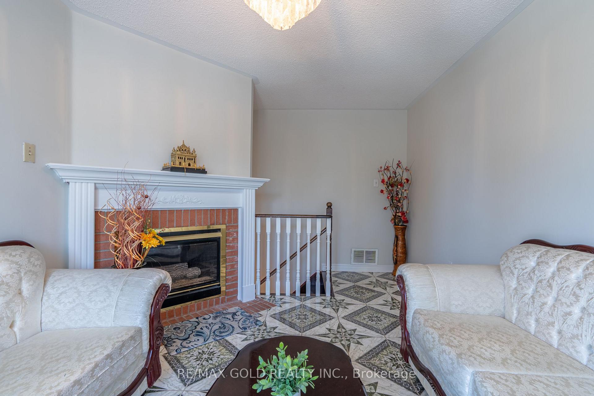 Photo 5 of 121 Bighorn Crescent, Brampton, Sandringham-Wellington — HOMEH