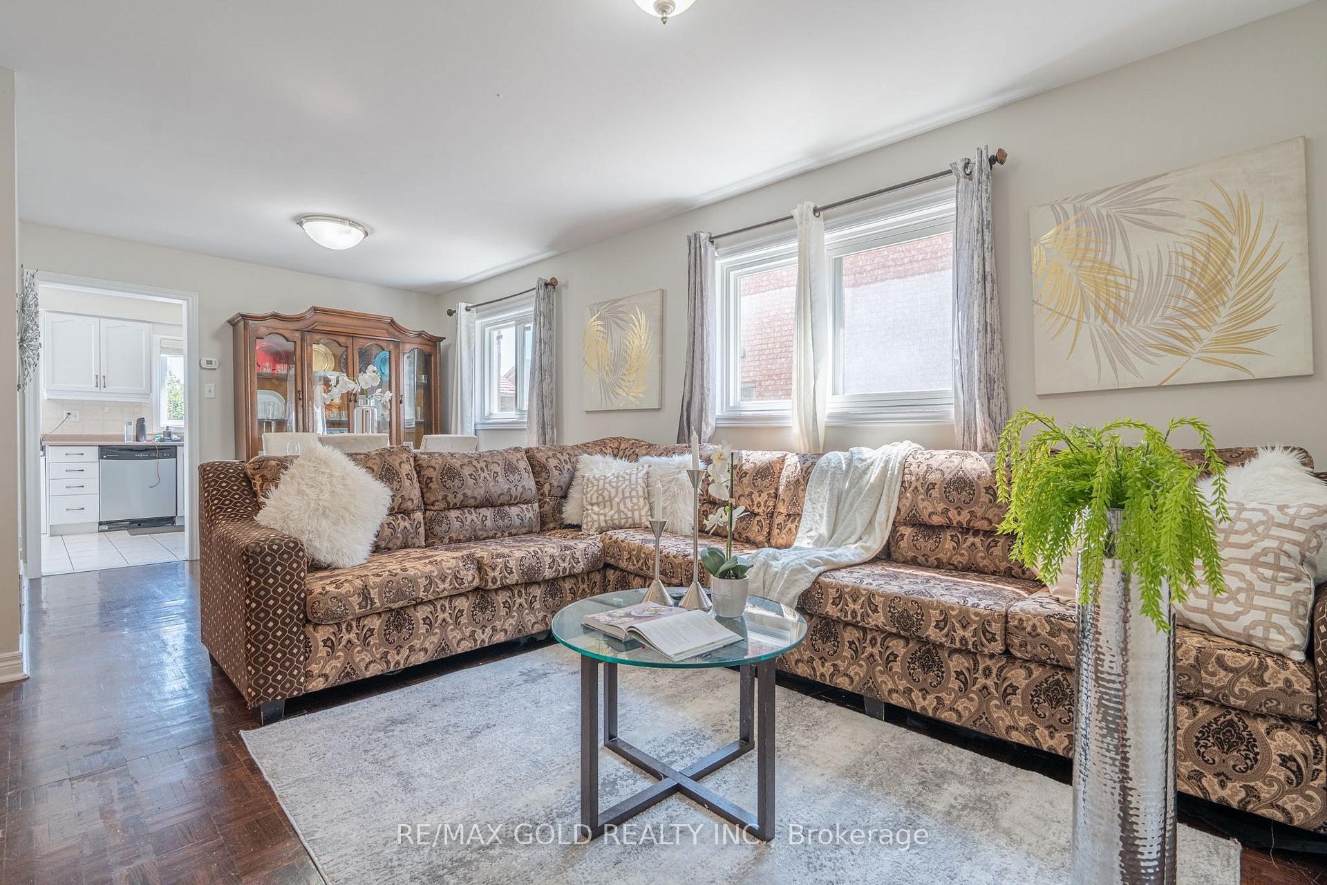 Photo 8 of 121 Bighorn Crescent, Brampton, Sandringham-Wellington — HOMEH