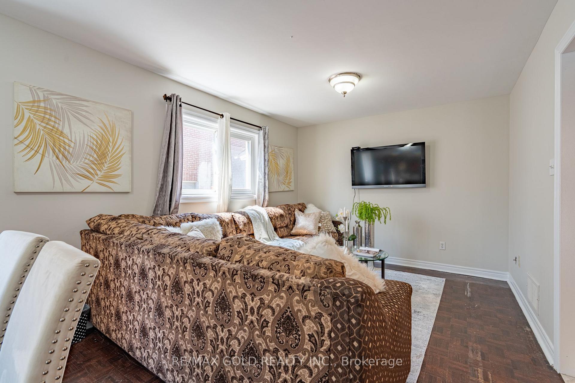 Photo 10 of 121 Bighorn Crescent, Brampton, Sandringham-Wellington — HOMEH