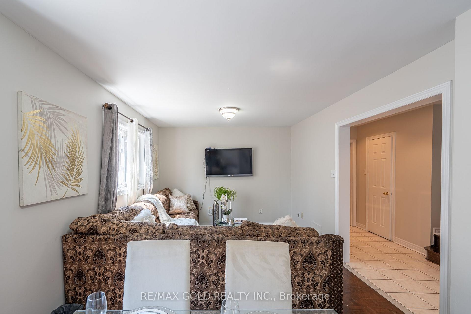 Photo 11 of 121 Bighorn Crescent, Brampton, Sandringham-Wellington — HOMEH