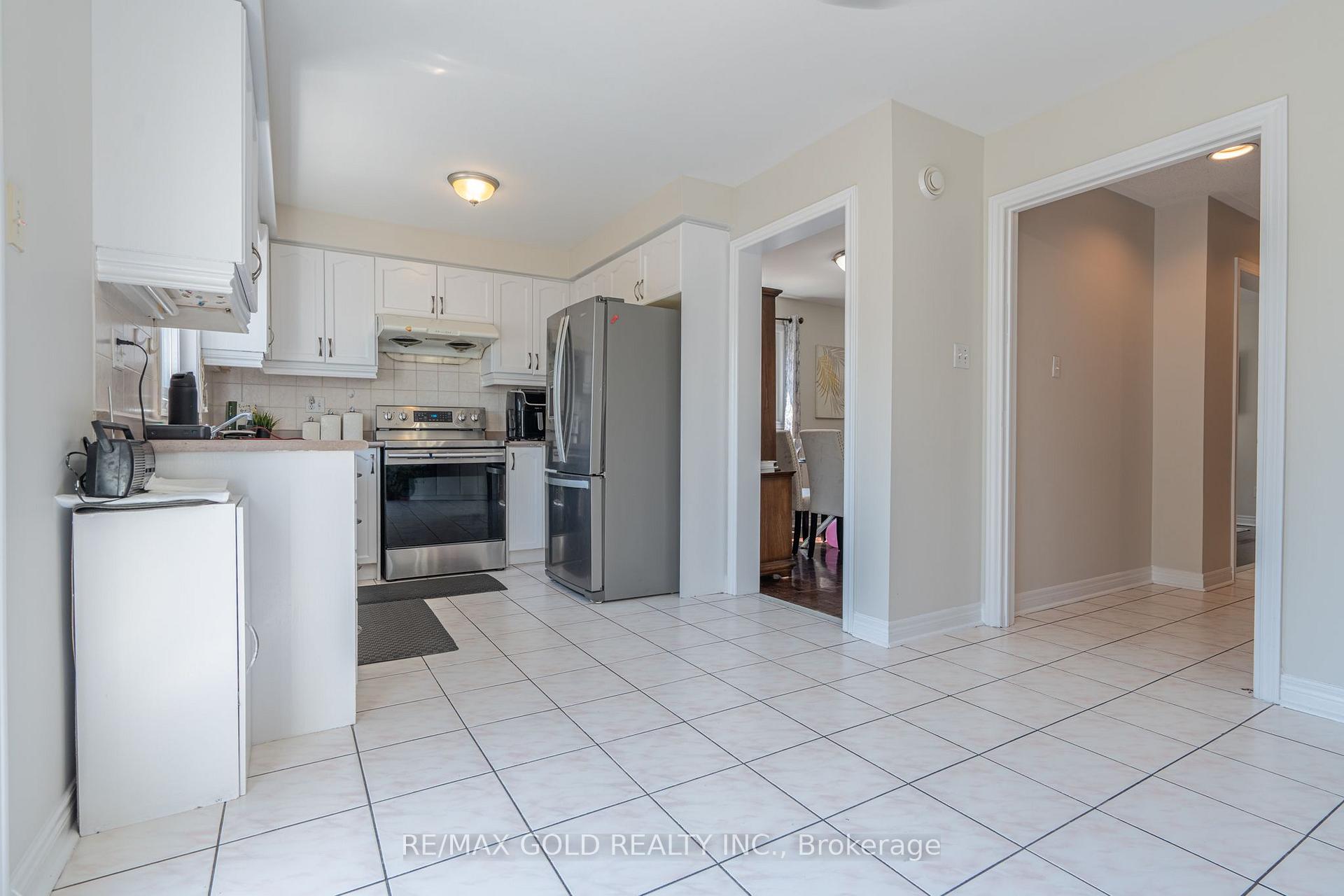 Photo 12 of 121 Bighorn Crescent, Brampton, Sandringham-Wellington — HOMEH