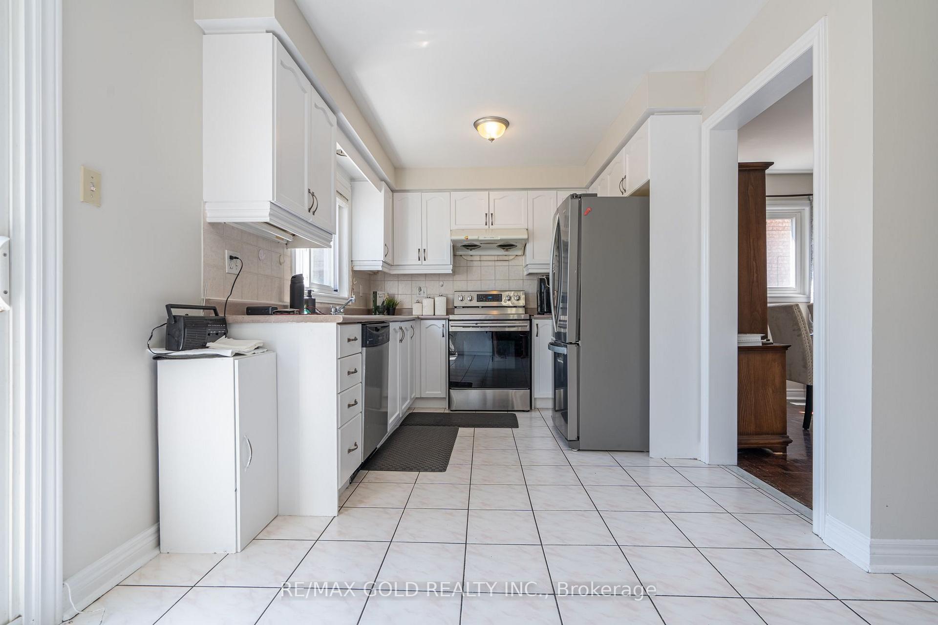 Photo 13 of 121 Bighorn Crescent, Brampton, Sandringham-Wellington — HOMEH