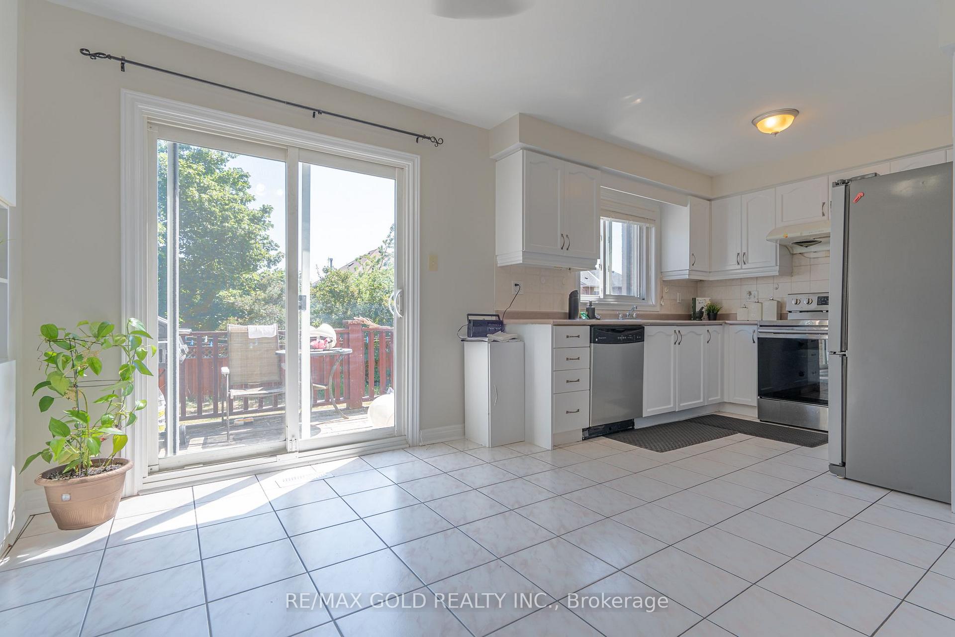 Photo 14 of 121 Bighorn Crescent, Brampton, Sandringham-Wellington — HOMEH
