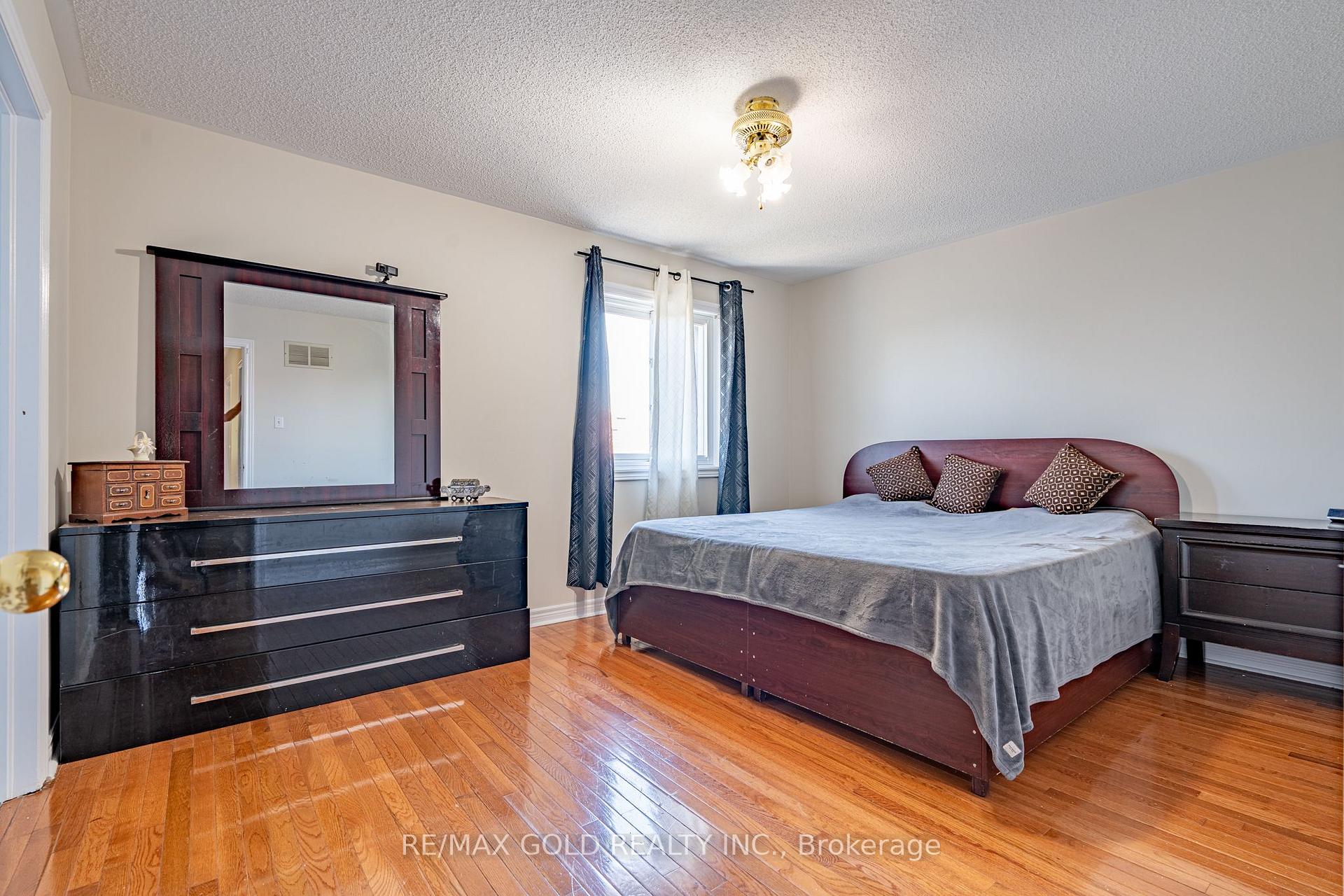 Photo 19 of 121 Bighorn Crescent, Brampton, Sandringham-Wellington — HOMEH