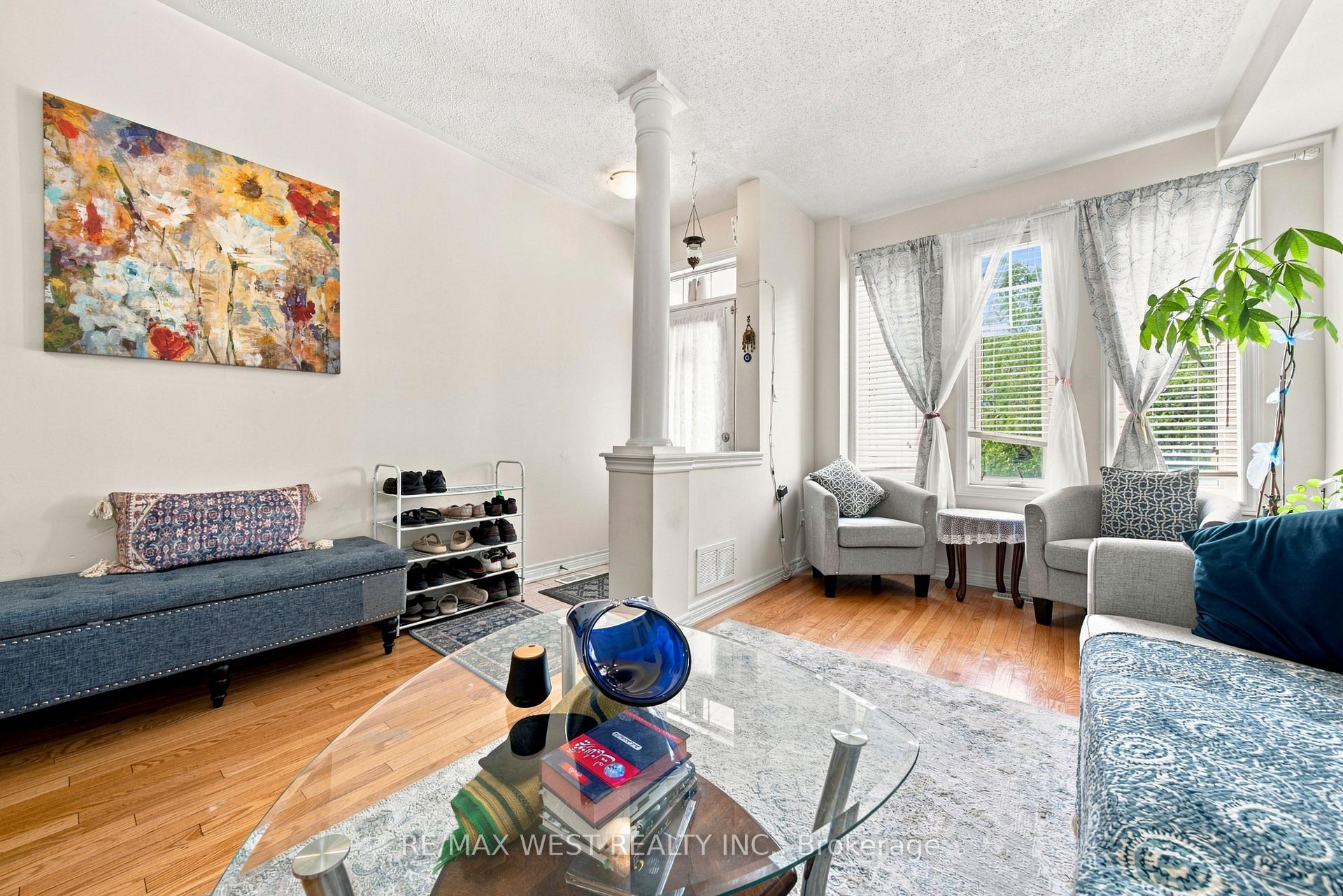 Photo 3 of 35 Sky Harbour Drive, Brampton, Bram West — HOMEH