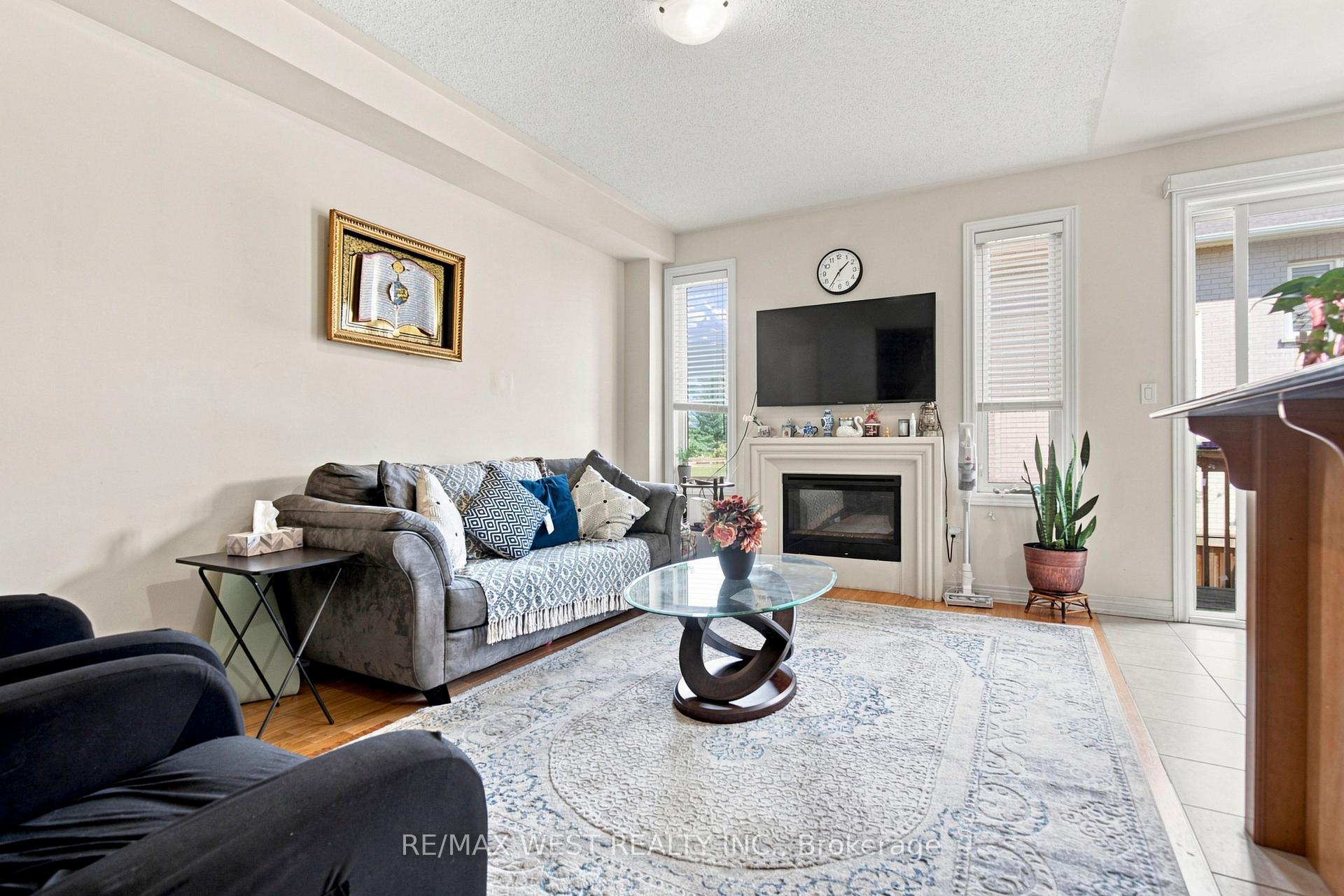 Photo 5 of 35 Sky Harbour Drive, Brampton, Bram West — HOMEH