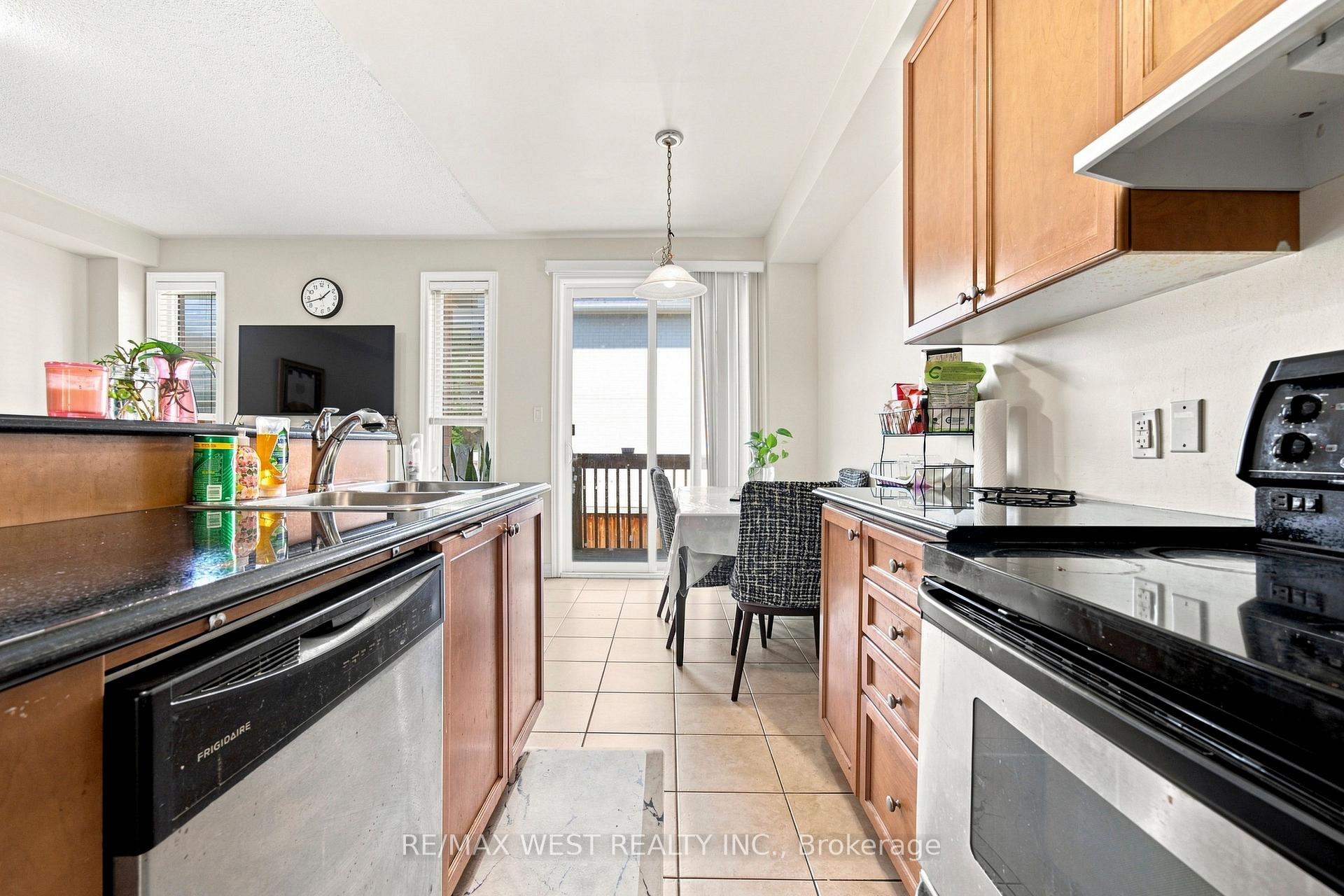 Photo 12 of 35 Sky Harbour Drive, Brampton, Bram West — HOMEH