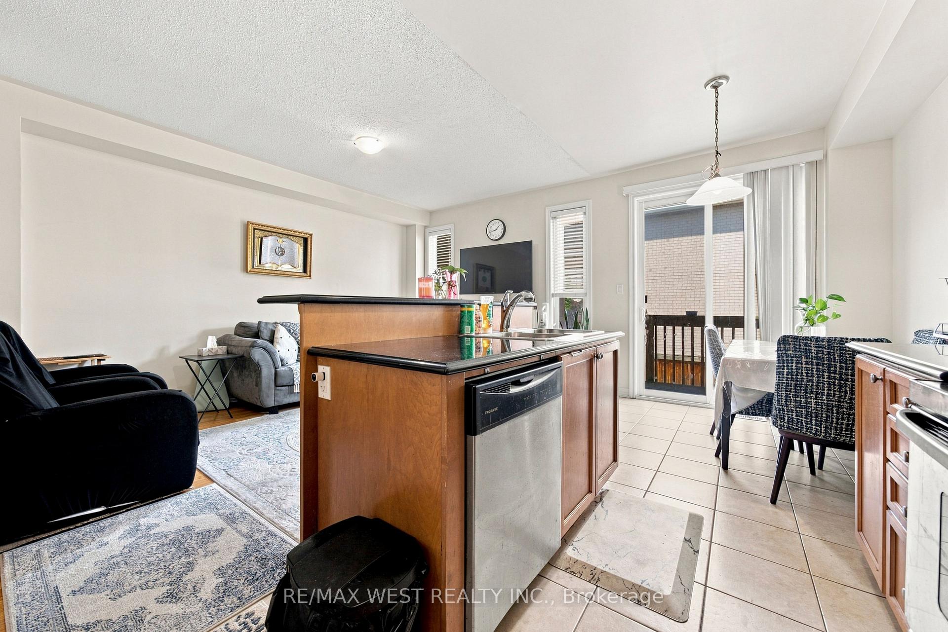 Photo 13 of 35 Sky Harbour Drive, Brampton, Bram West — HOMEH