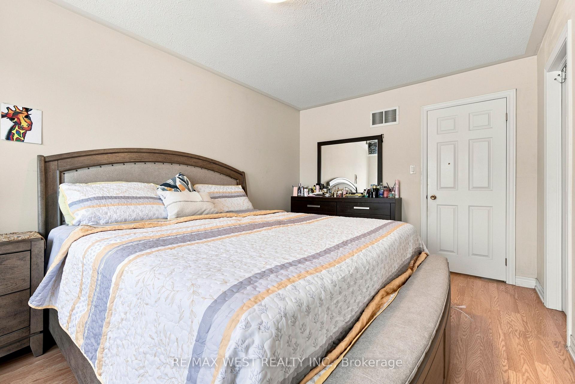 Photo 17 of 35 Sky Harbour Drive, Brampton, Bram West — HOMEH