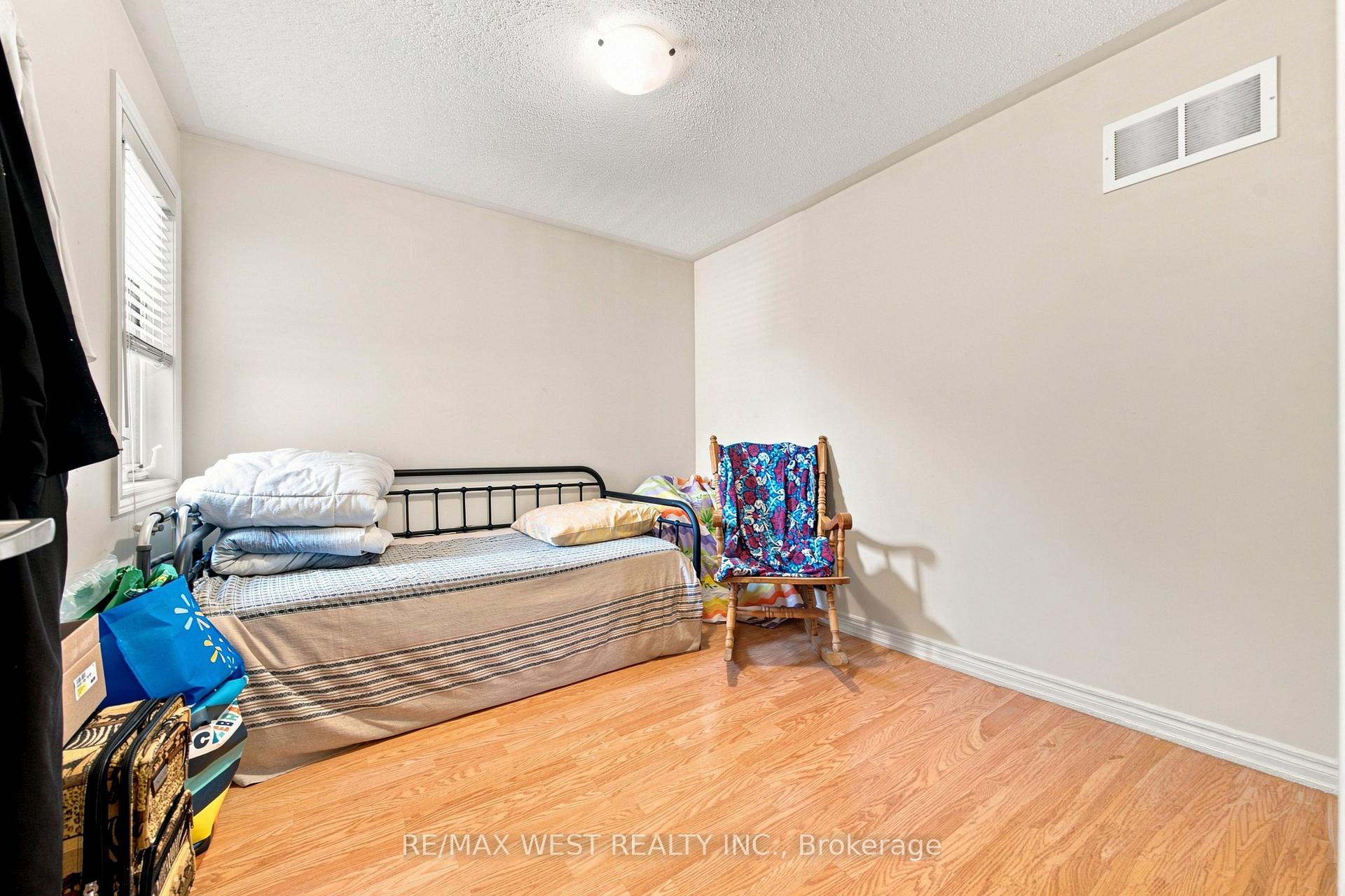 Photo 21 of 35 Sky Harbour Drive, Brampton, Bram West — HOMEH