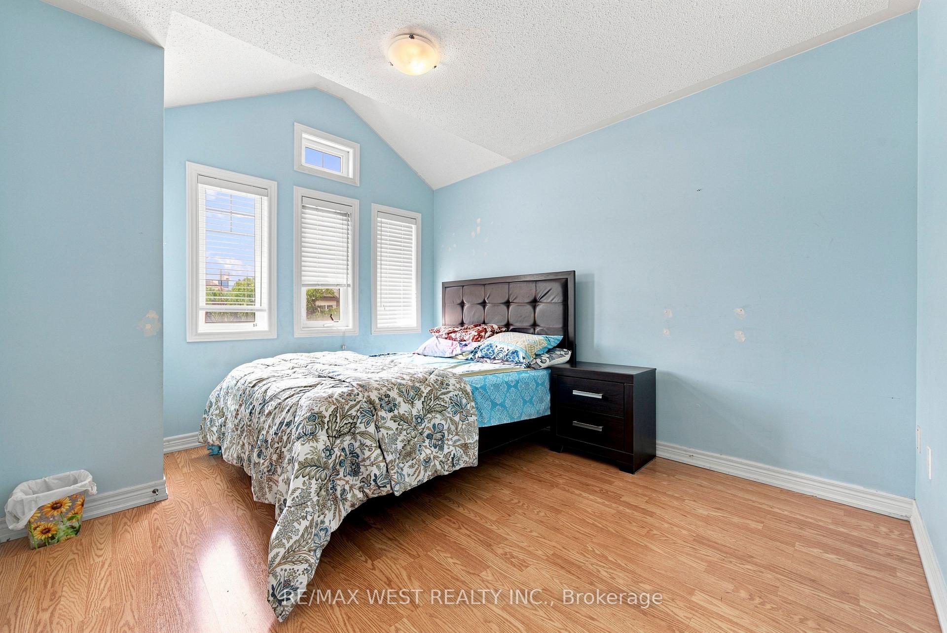 Photo 24 of 35 Sky Harbour Drive, Brampton, Bram West — HOMEH