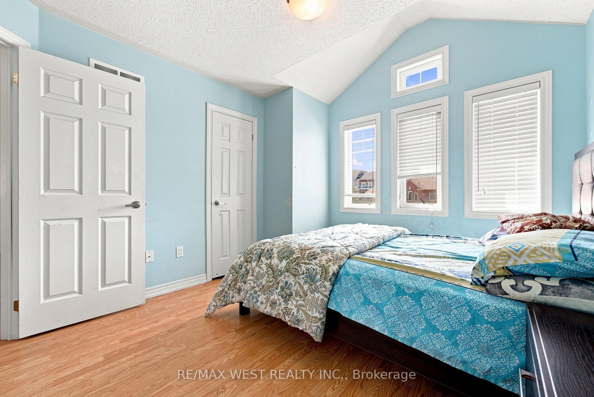 Photo 25 of 35 Sky Harbour Drive, Brampton, Bram West — HOMEH