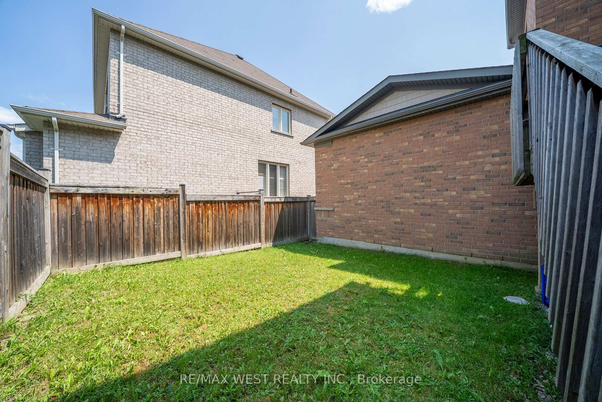 Photo 32 of 35 Sky Harbour Drive, Brampton, Bram West — HOMEH
