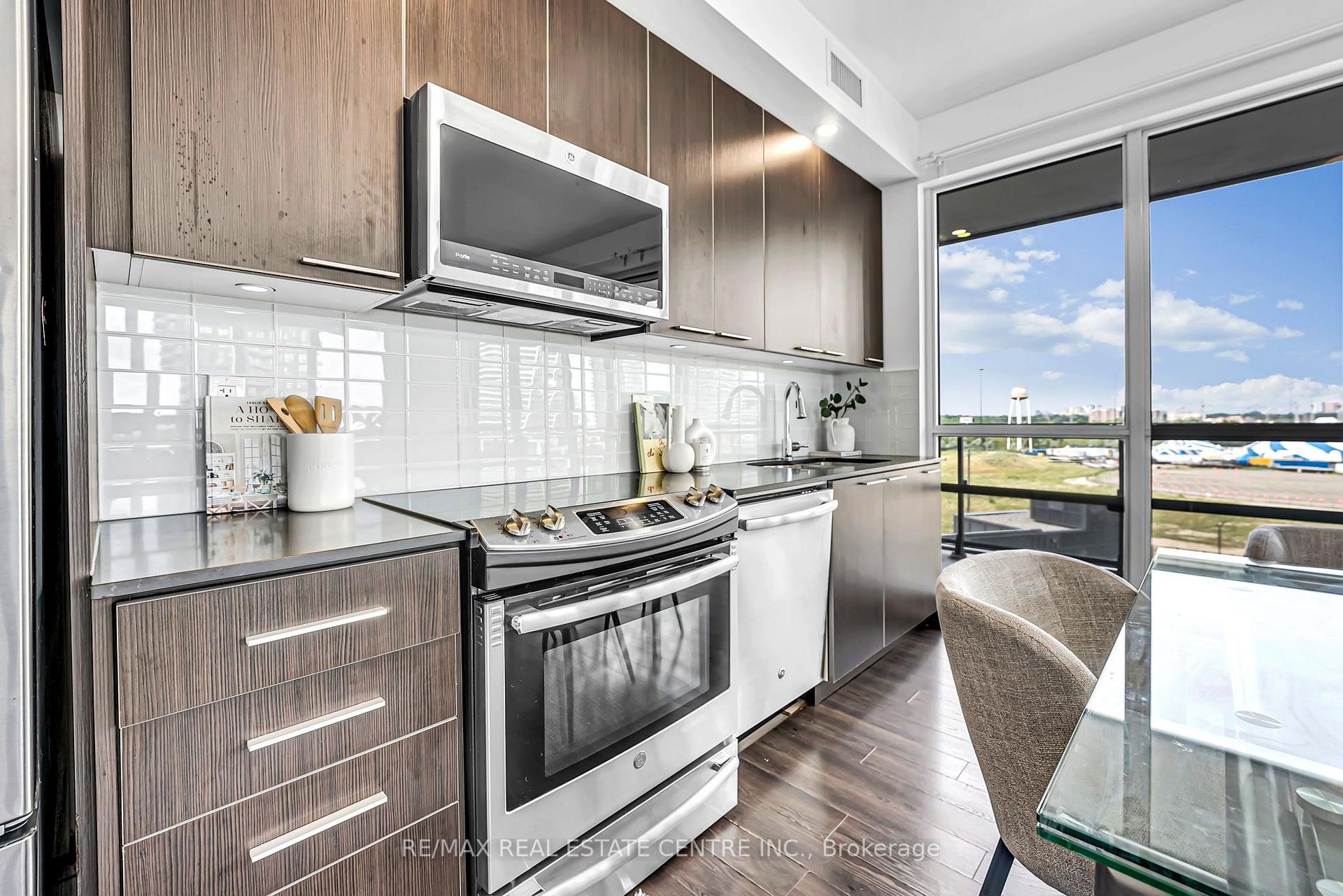 Photo 8 of Unit 809, 10 Park Lawn Road, Etobicoke, Mimico — HOMEH