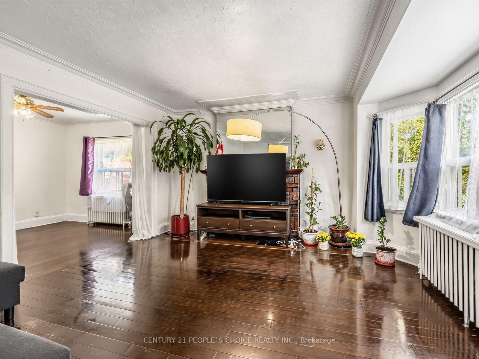 Photo 3 of 52 Seventeenth Street, Etobicoke, New Toronto — HOMEH