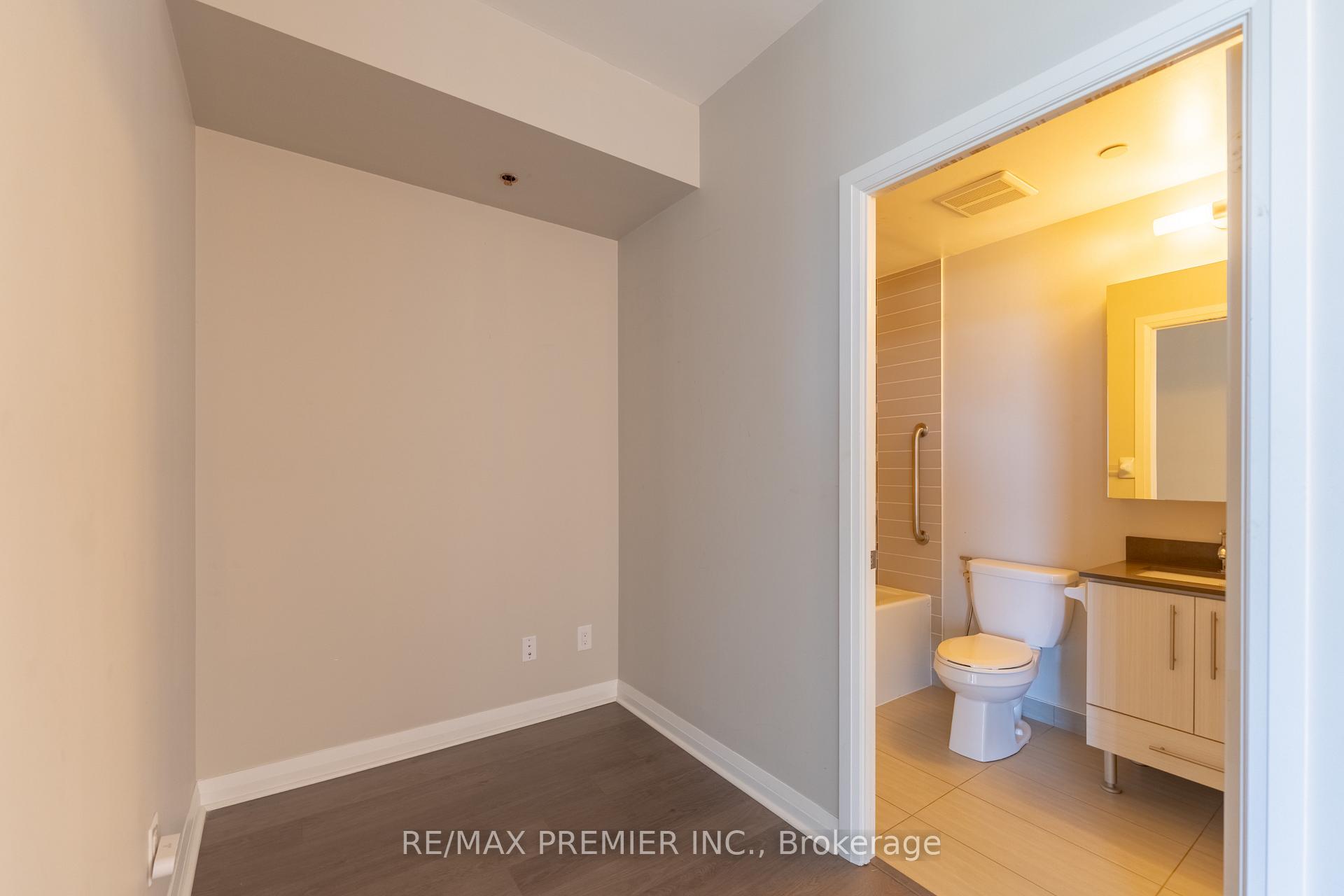 Photo 5 of Unit 1401, 55 Oneida Crescent, Richmond Hill, Langstaff — HOMEH