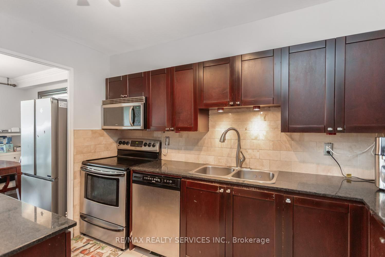 Photo 9 of Unit 11, 11 Wincott Drive, Etobicoke, Kingsview Village-The Westway — HOMEH