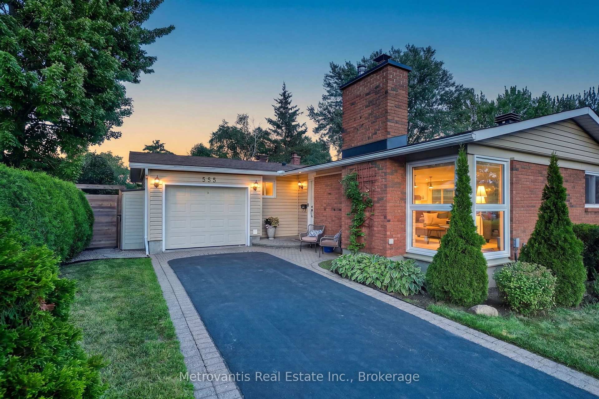 Photo 2 of 555 Buchanan Crescent, Ottawa, Beacon Hill North — HOMEH
