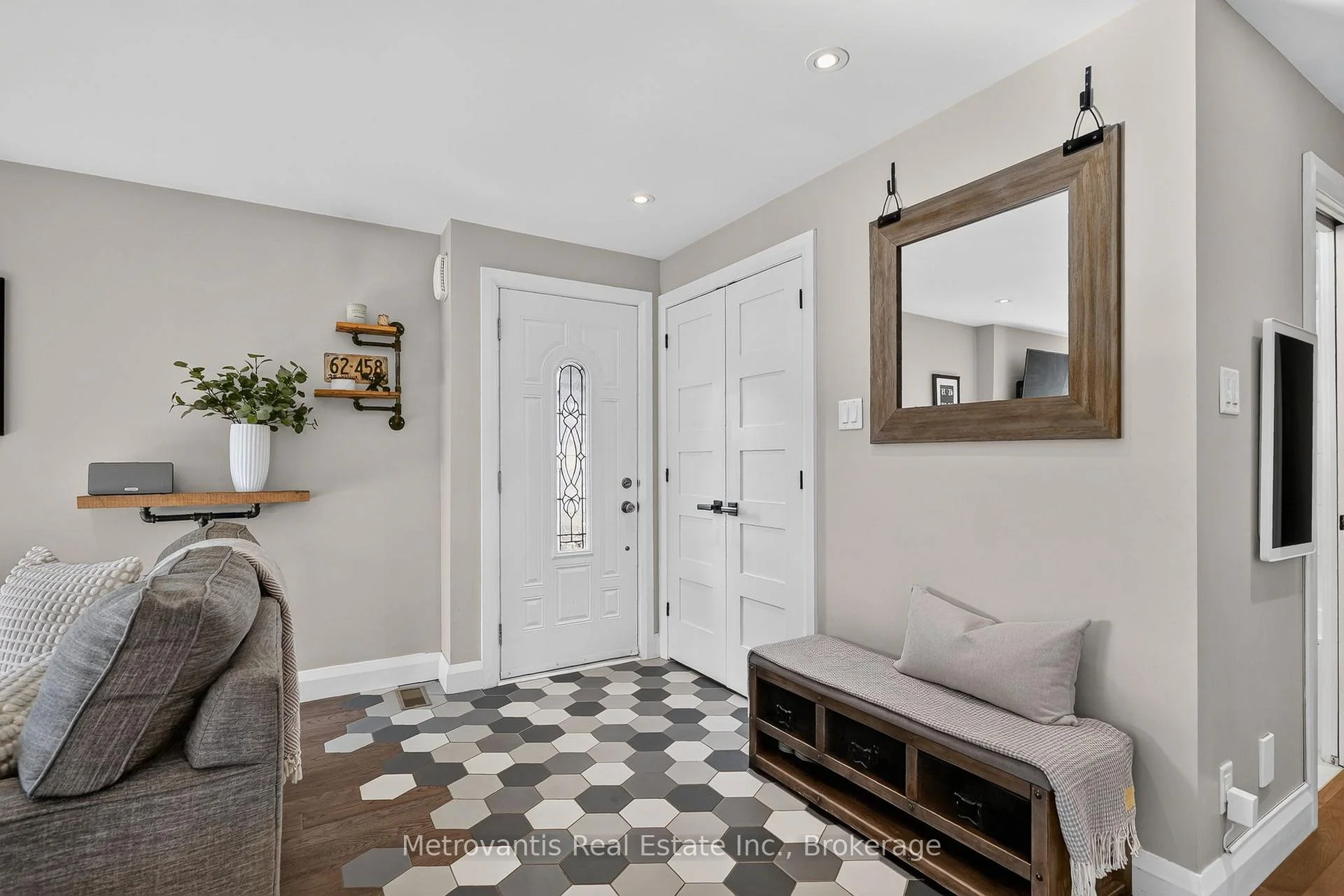 Photo 8 of 555 Buchanan Crescent, Ottawa, Beacon Hill North — HOMEH