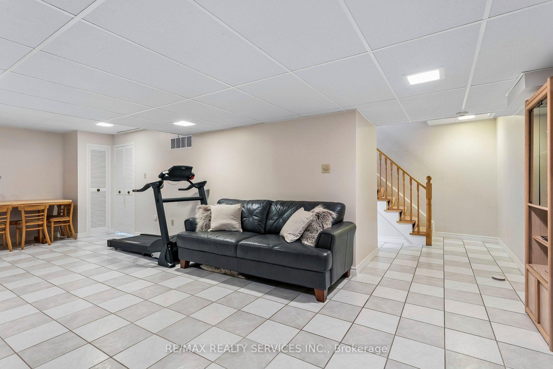 Photo 33 of 11 Longbourne Crescent, Brampton, Westgate — HOMEH