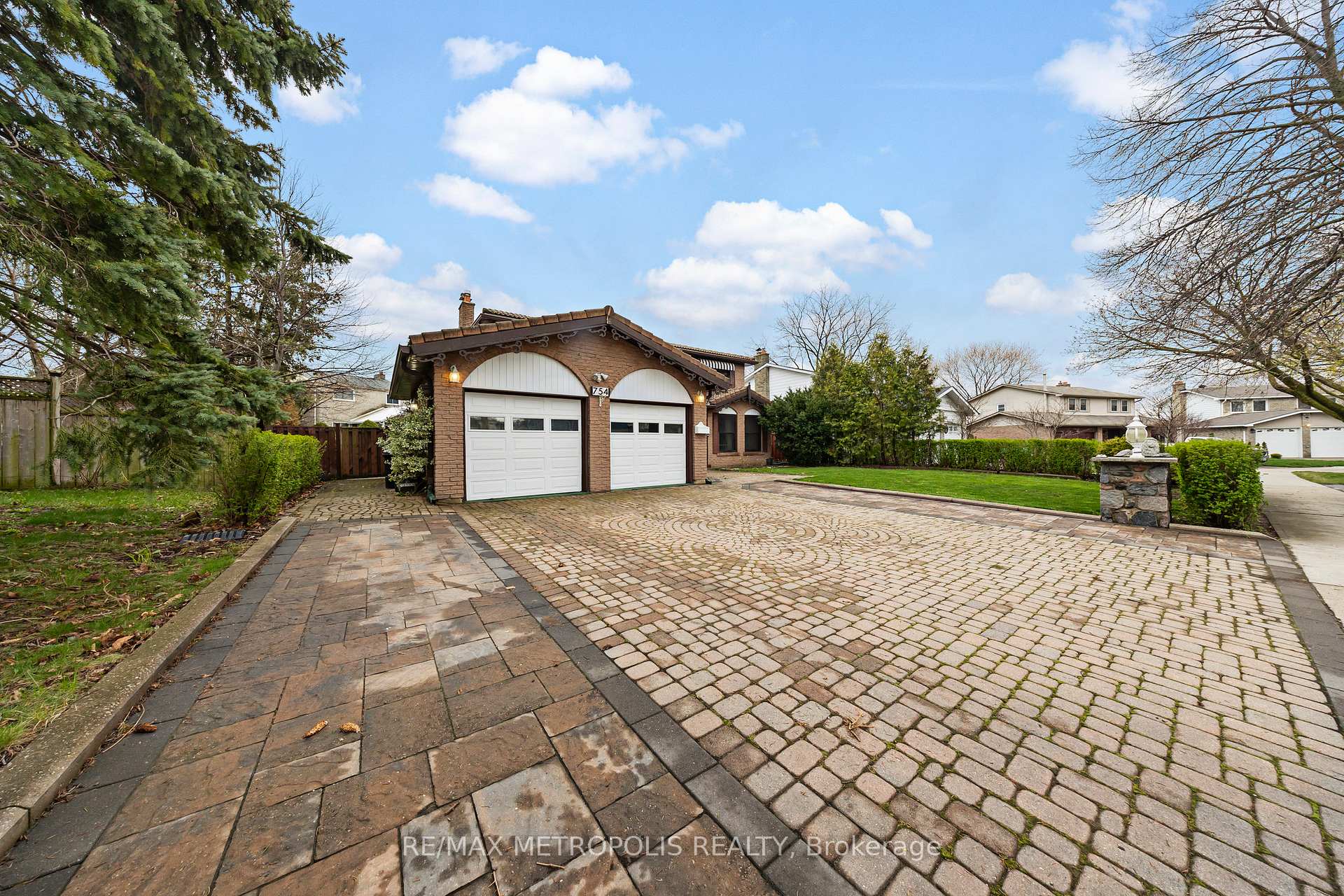 Photo 3 of Unit Upper, 754 Eyer Drive, Pickering, West Shore — HOMEH
