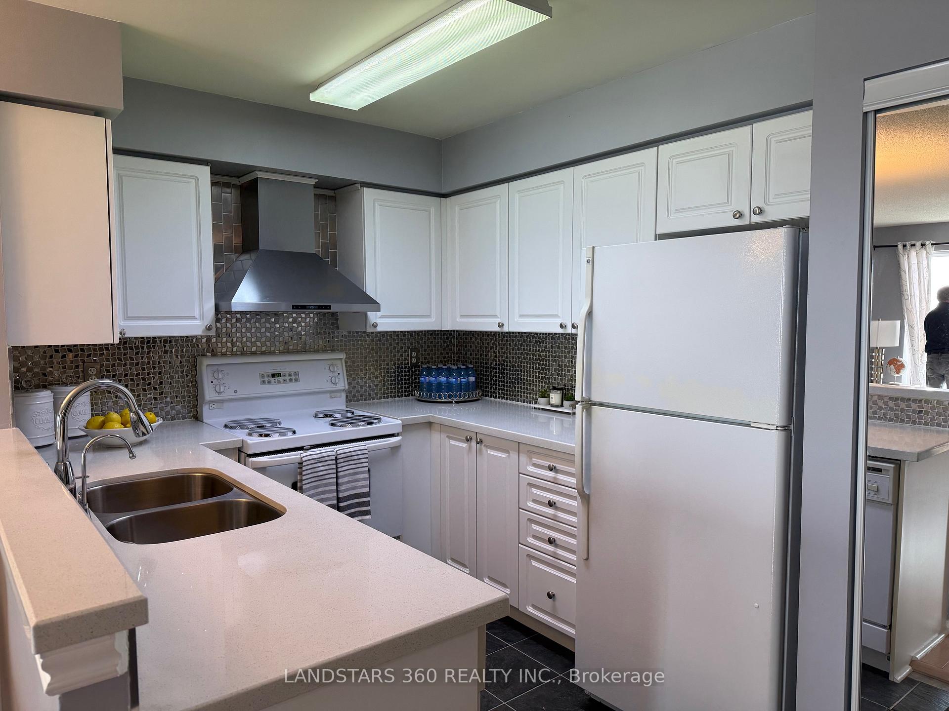 Photo 11 of Unit 906, 39 Oneida Crescent, Richmond Hill, Langstaff — HOMEH