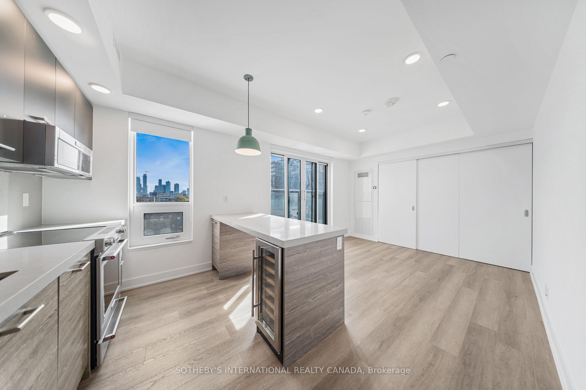 Front of Unit 802, 484 Spadina Avenue