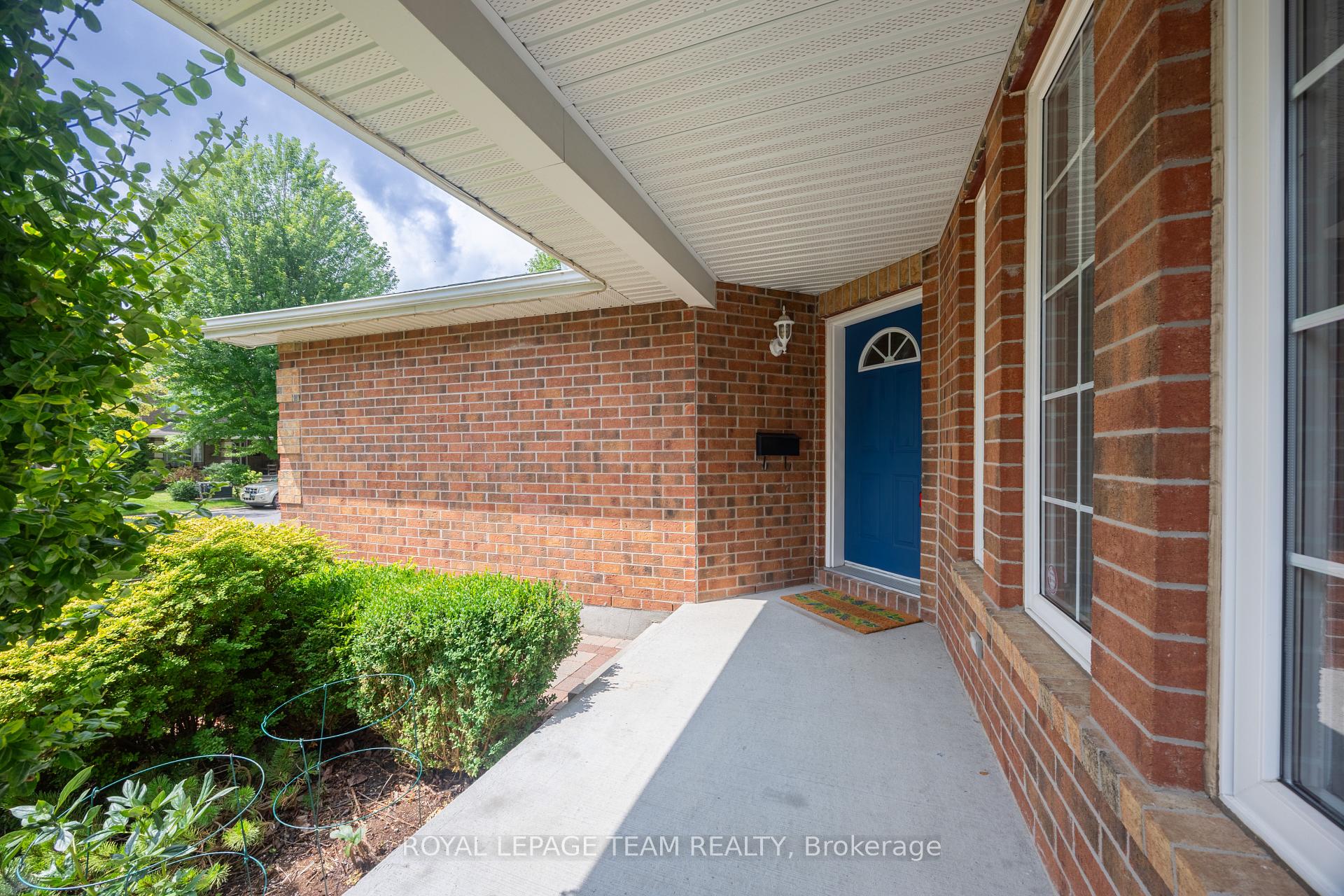 Photo 3 of 60 Woliston Crescent, Ottawa, Kanata - Morgan's Grant/South March — HOMEH