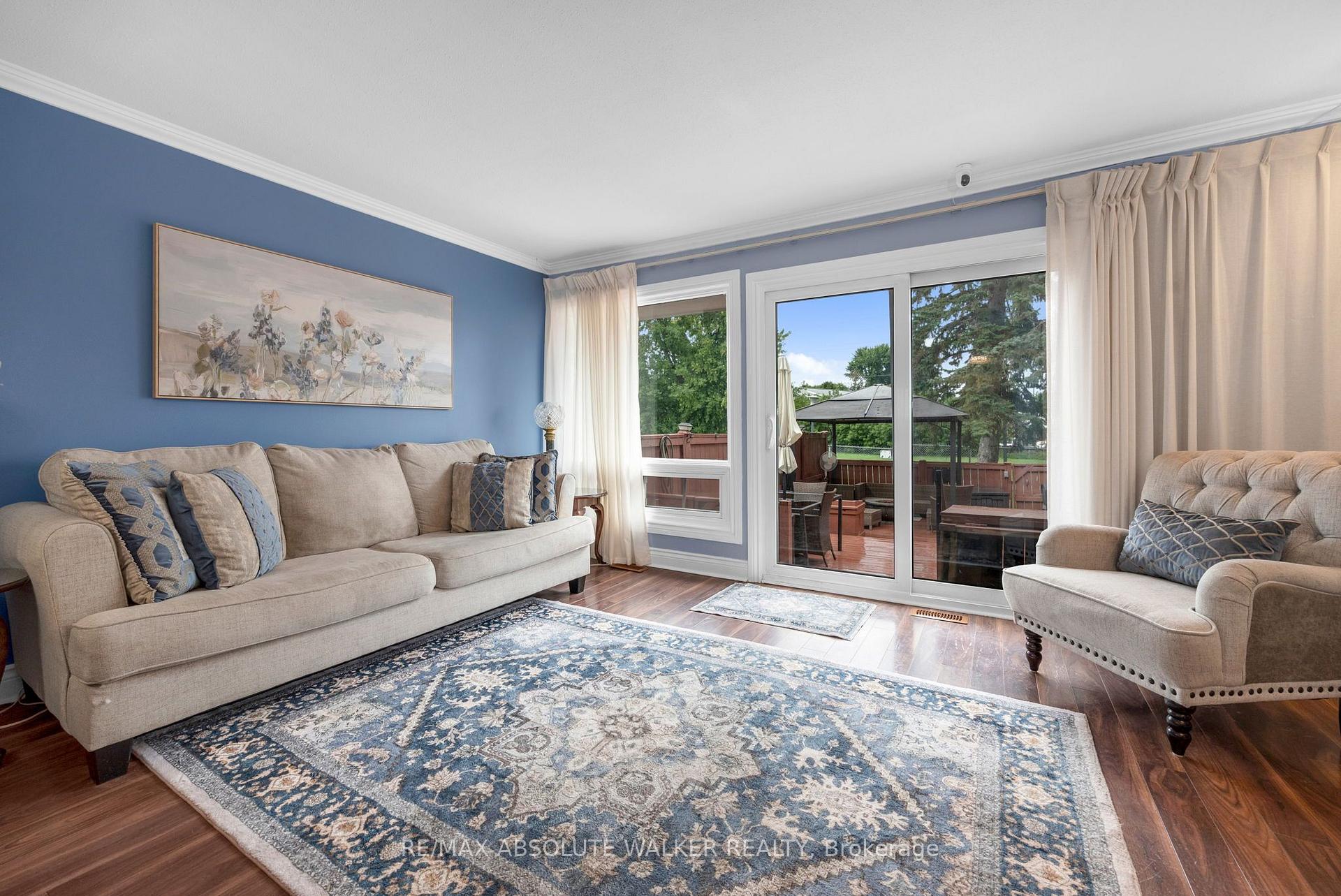 Photo 4 of 1752 Stonehenge Crescent, Ottawa, Pineview — HOMEH