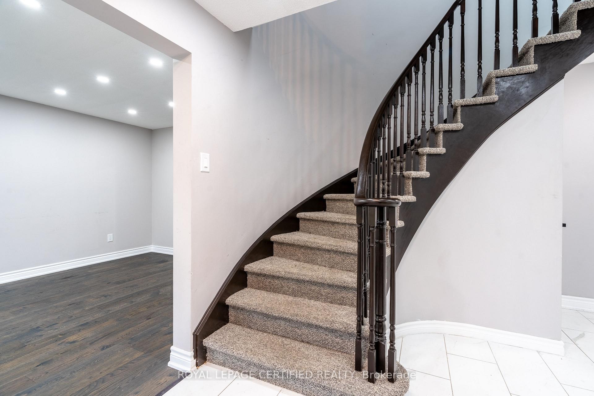 Photo 3 of 976 Grandview Street N, Oshawa, Pinecrest — HOMEH