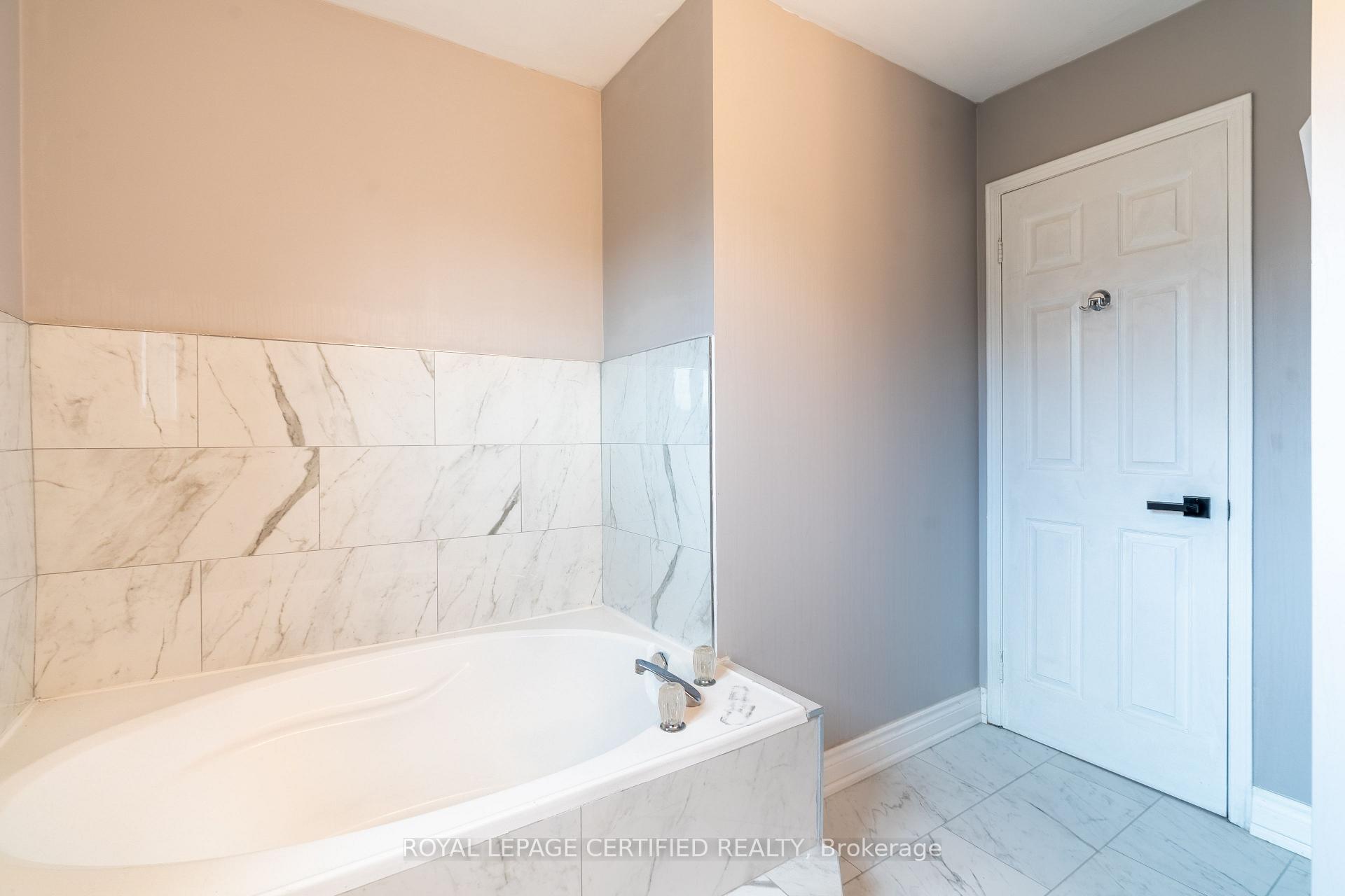 Photo 23 of 976 Grandview Street N, Oshawa, Pinecrest — HOMEH