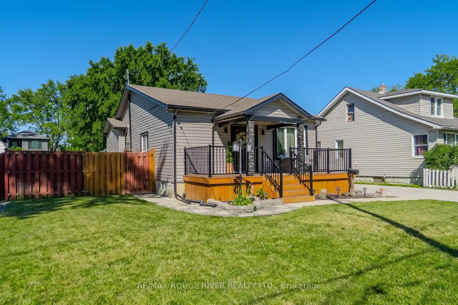 Photo 2 of 1721 S Cameron Blvd, Windsor — HOMEH